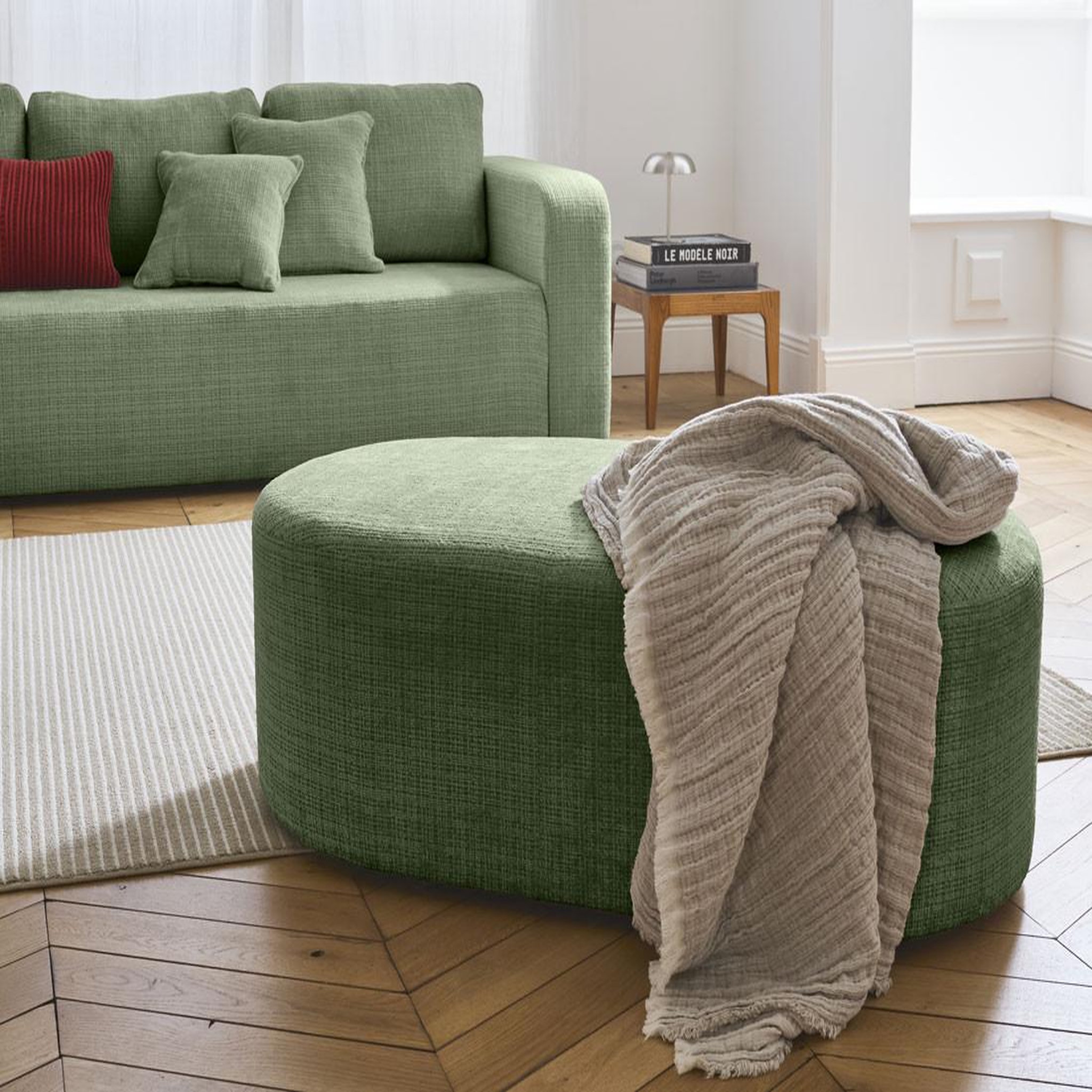 Voir la diapositive 1 : BEST MOBILIER Miro - pouf en velours texturé