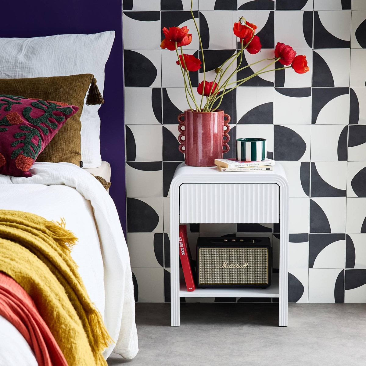 SWEEEK Lot de 2 tables de chevet effet bois blanc rainuré 1 tiroir. 1 étagère