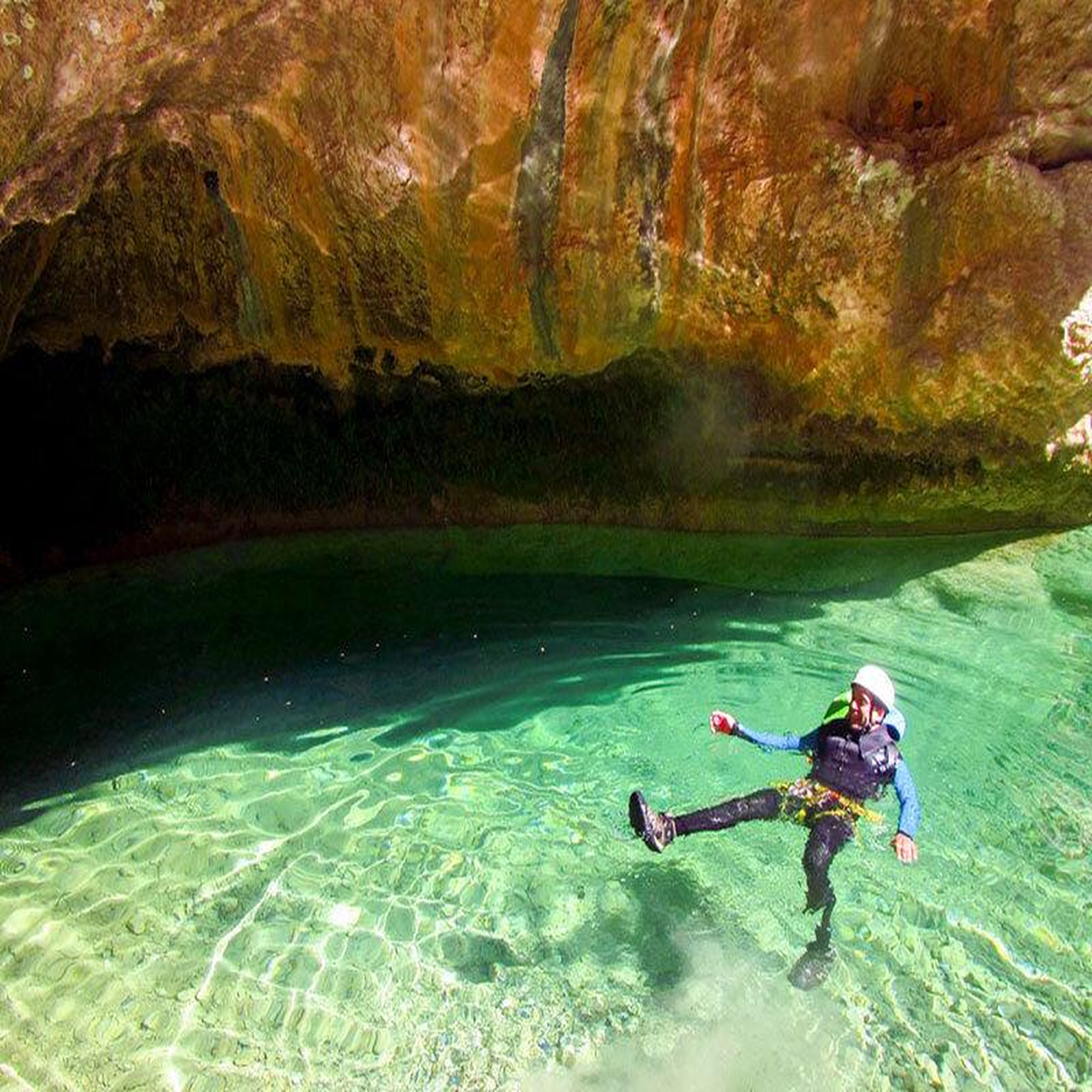 Voir la diapositive 2 : Smartbox Session de canyoning en eaux chaudes près de font-romeu pour 2 personnes - coffret cadeau sport & aventure