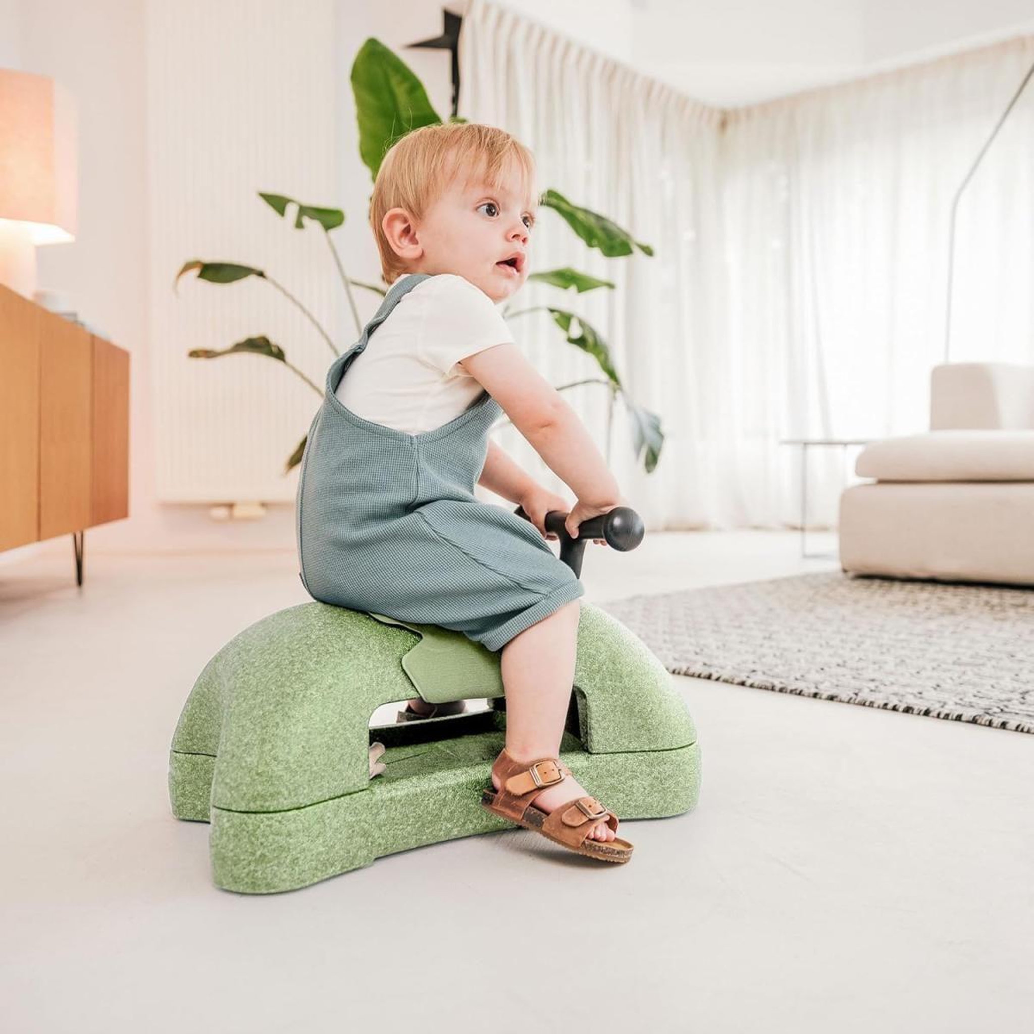 Voir la diapositive 2 : SCOOT AND RIDE Porteur my first olive