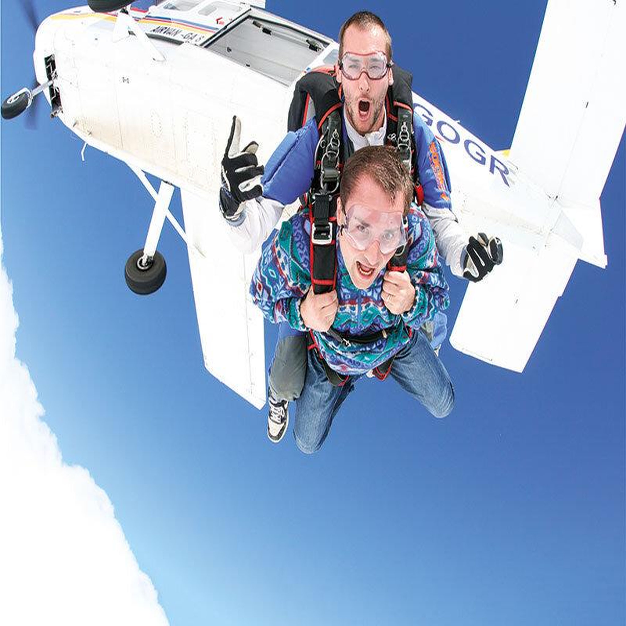 Voir la diapositive 2 : Smartbox Saut en parachute en tandem à Aubenas en Ardèche - Coffret Cadeau Sport & Aventure
