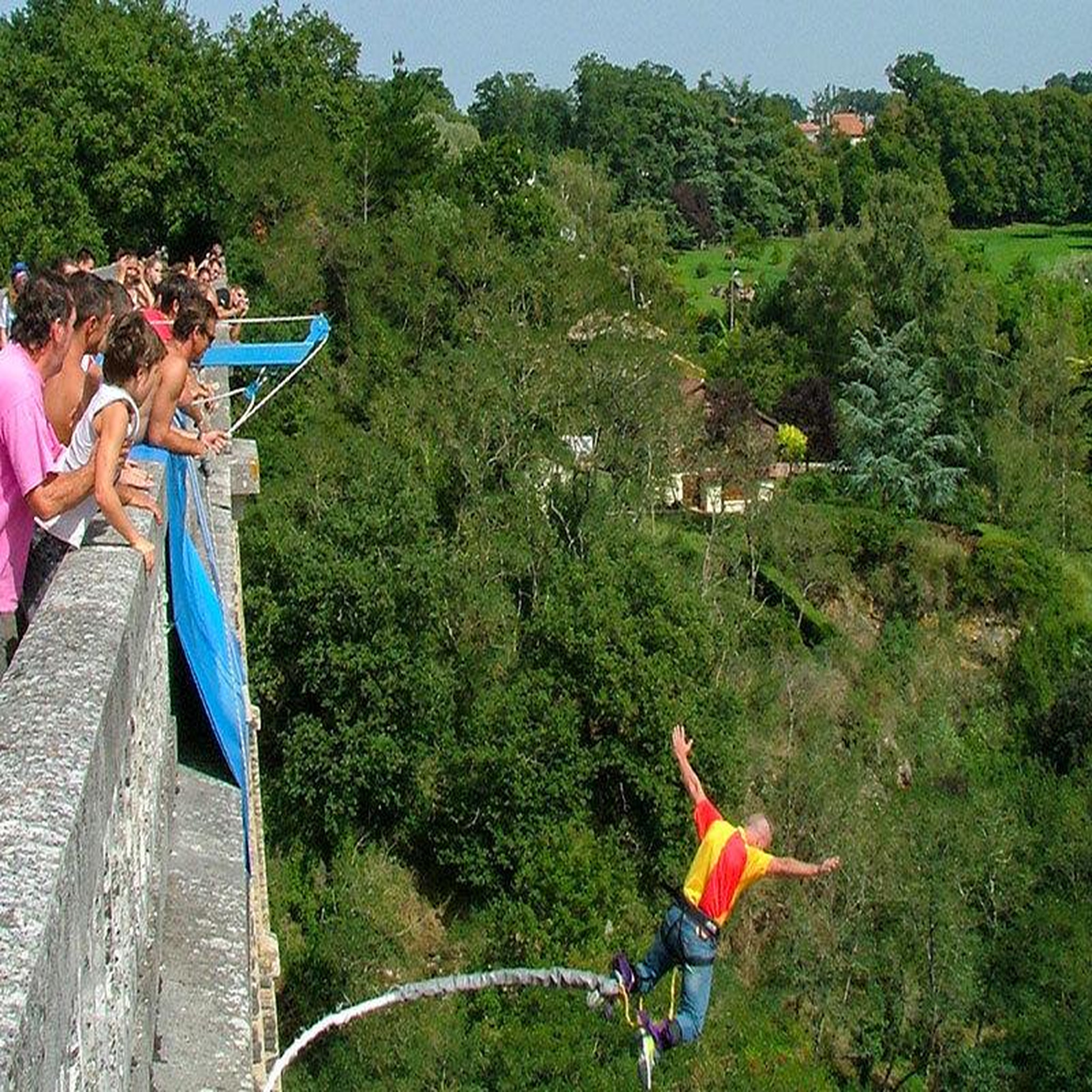 Voir la diapositive 3 : Smartbox Saut à l'élastique depuis le viaduc Le Blanc près de Châteauroux pour 2 personnes - Coffret Cadeau Sport & Aventure