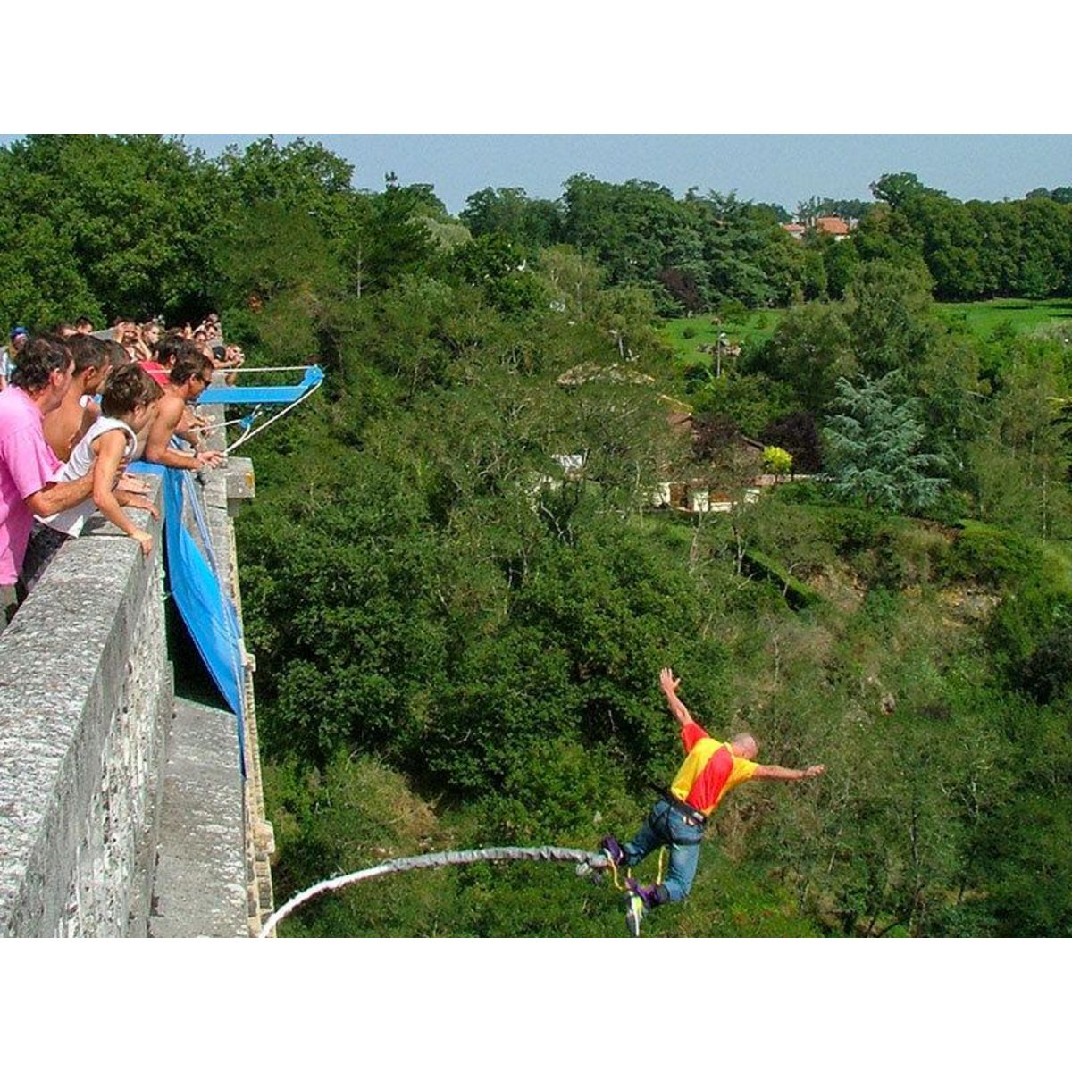 Smartbox Saut à l'élastique depuis le viaduc Le Blanc près de Châteauroux pour 2 personnes - Coffret Cadeau Sport & Aventure