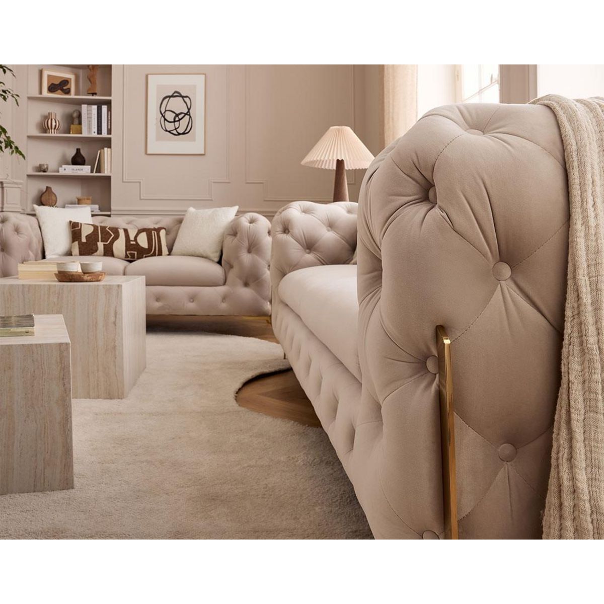 LISA DESIGN Camden - canapé 3 places chesterfield en velours - pieds en métal doré