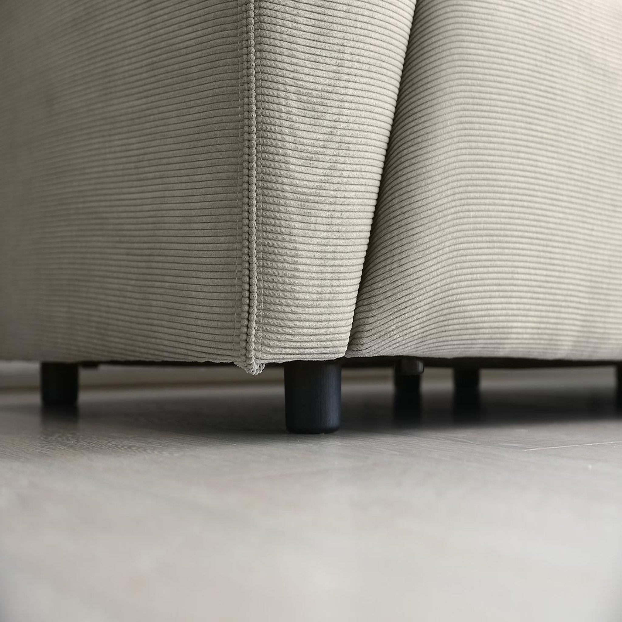 Voir la diapositive 4 : CONCEPT USINE Canapé 3 places + 1 pouf velours côtelé modulable gris clair monroe