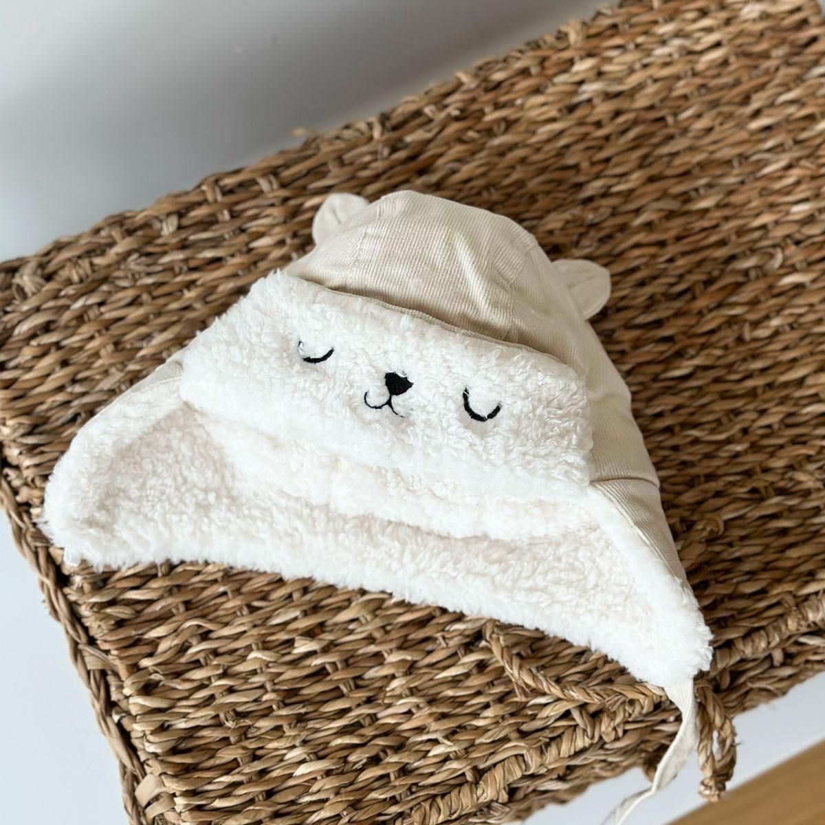 Petit Béguin Chapka bébé en velours côtelé Gribouille