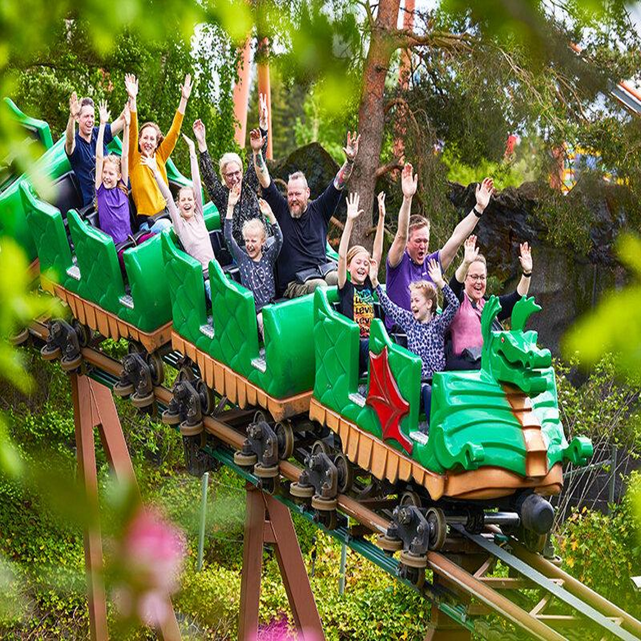 Voir la diapositive 3 : Smartbox Legoland® billund : billets pour 2 adultes et 2 enfants - coffret cadeau sport & aventure