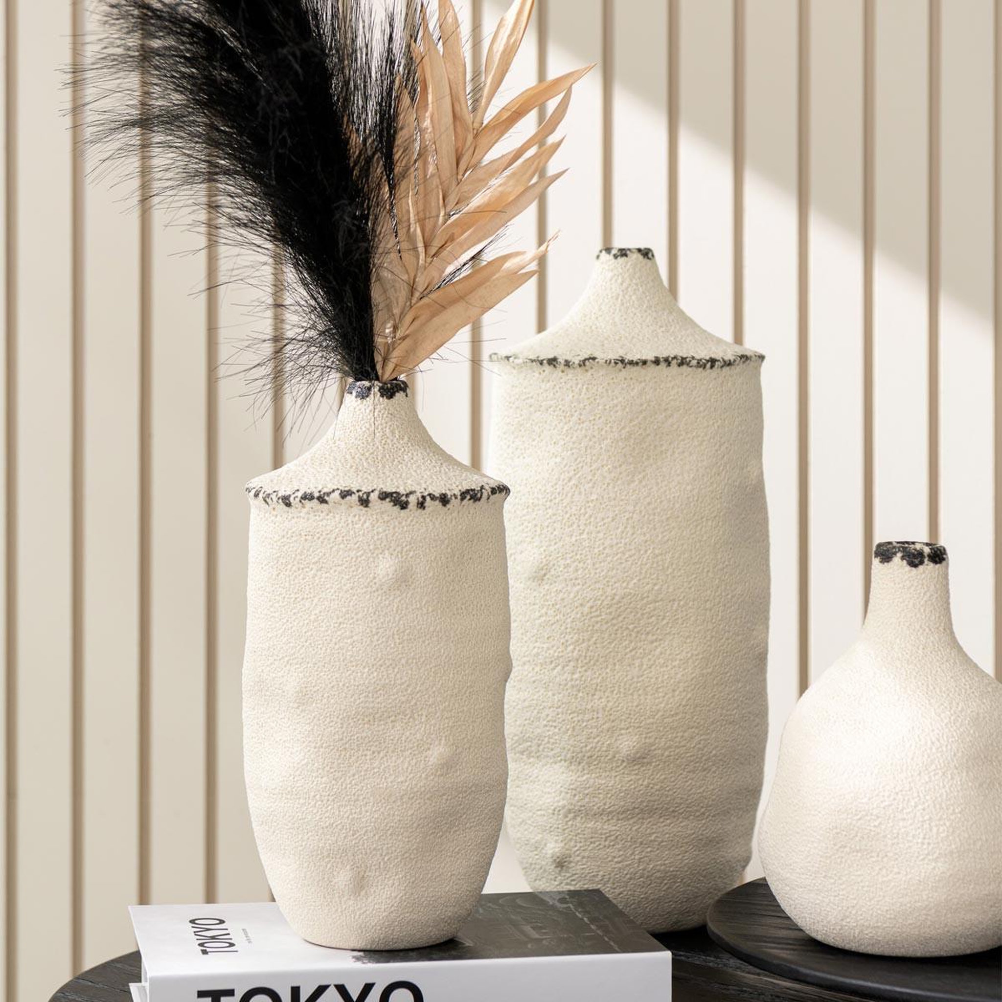 Voir la diapositive 3 : J-LINE Vase déco en grès  bay  40cm blanc