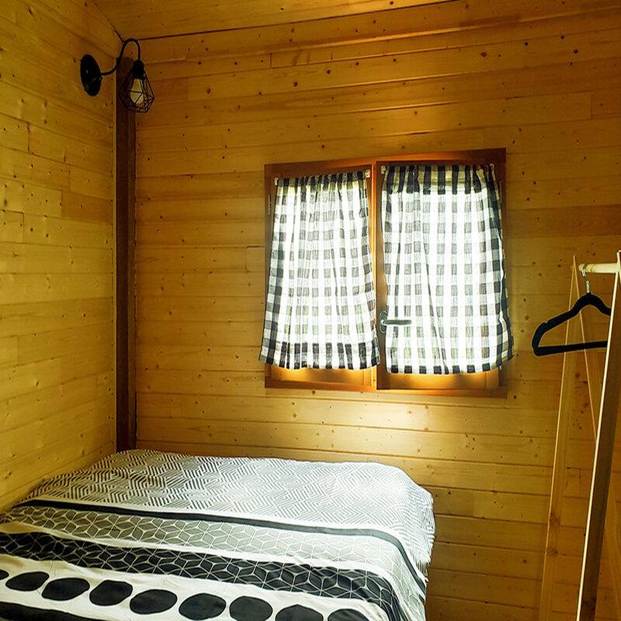 Voir la diapositive 3 : Smartbox 2 jours insolites en roulotte avec dîner près d'aurillac - coffret cadeau séjour