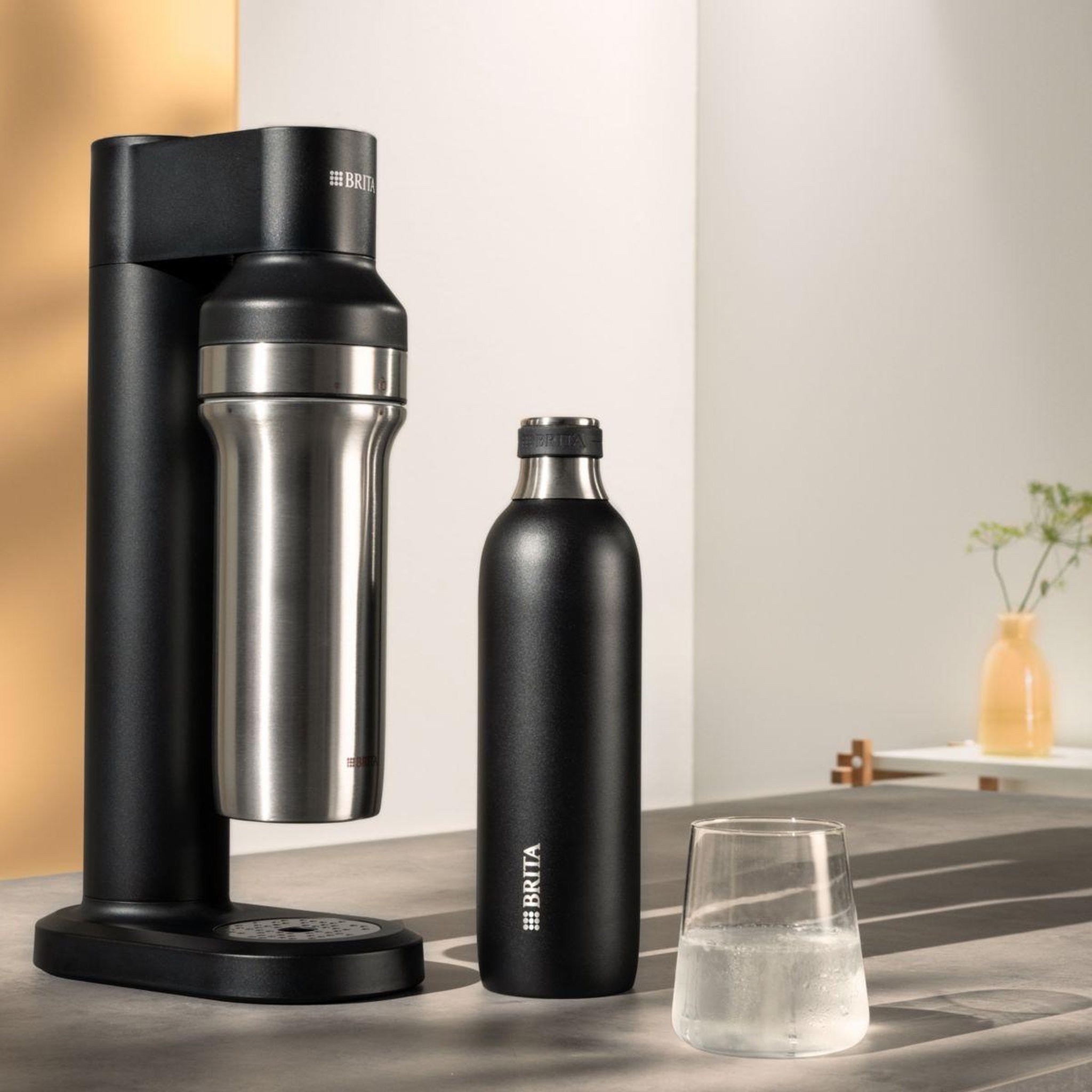 Voir la diapositive 2 : Brita Bouteille isotherme noire sodatrio 1l