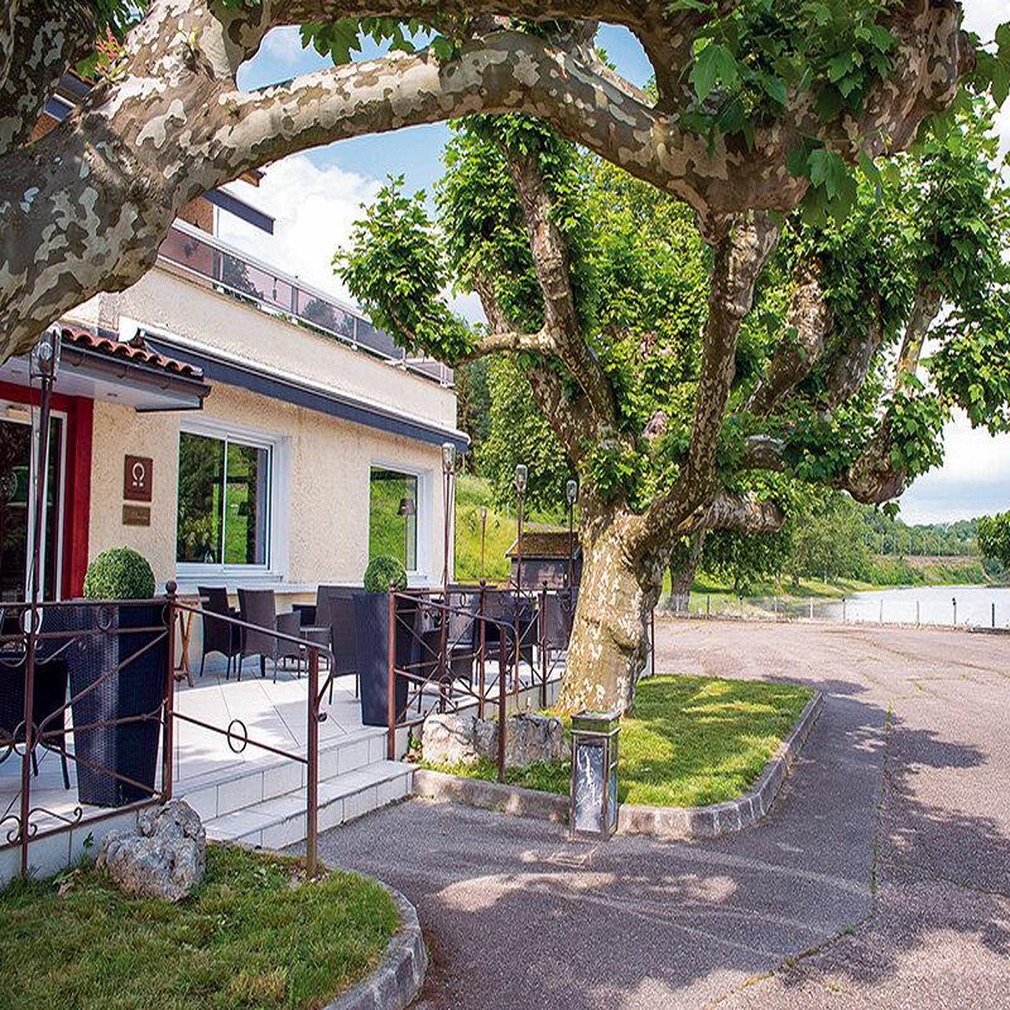 Voir la diapositive 4 : Smartbox Adresses primées : menu 4 plats au restaurant ambroisie sur les bords du lac saint-félix - coffret cadeau gastronomie