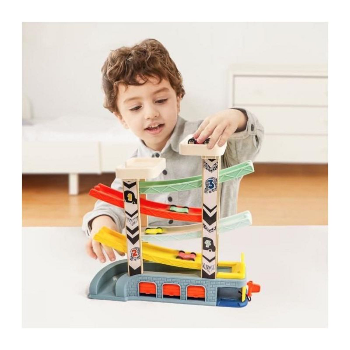 GENERIQUE Circuit Automobile - TOP BRIGHT - 4 Voitures de Course - 4 Rampes - 2 Niveaux de Parking - Station-Service