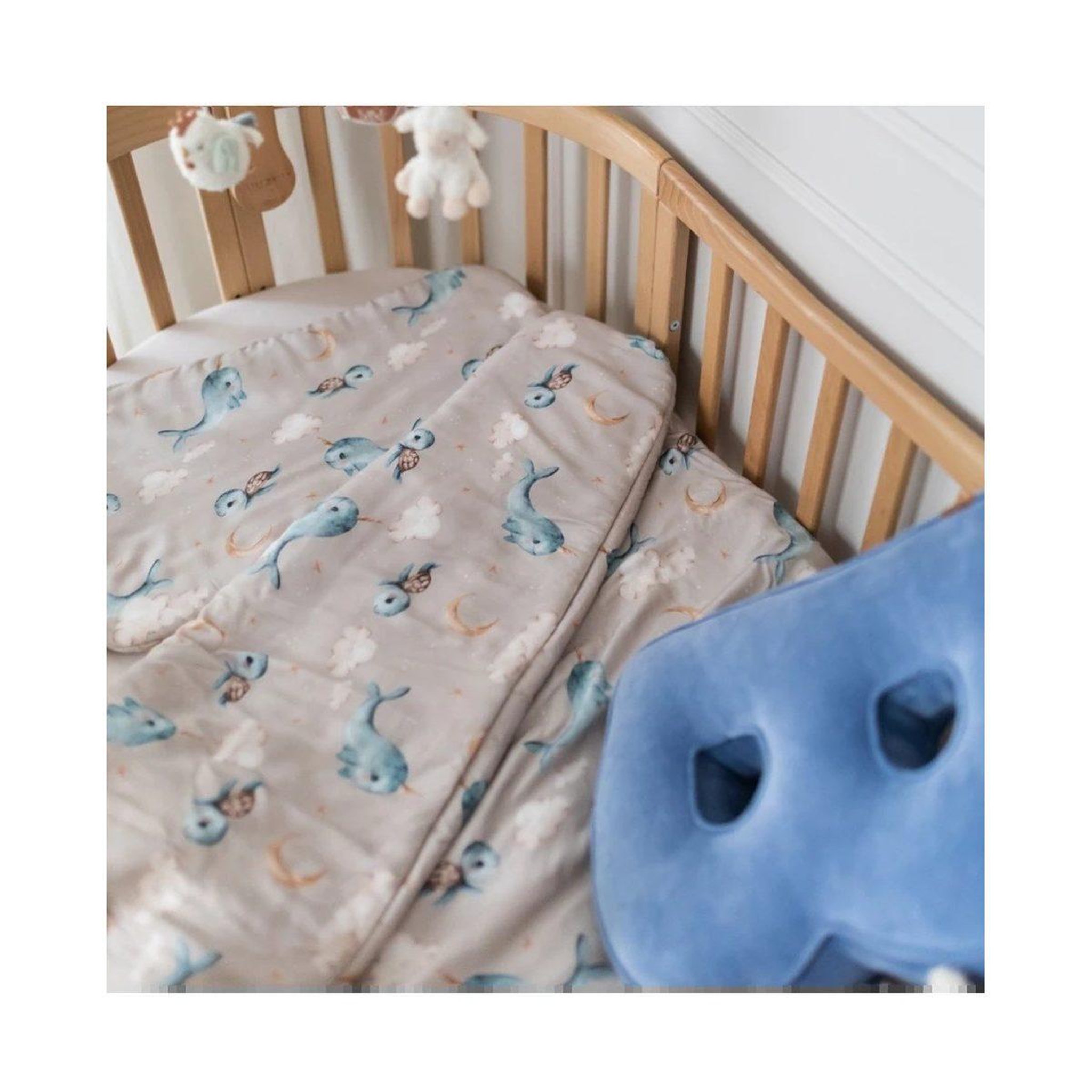 Voir la diapositive 4 : WALDIN Couette bébé 120 × 90 cm - motif baleine, beige foncé