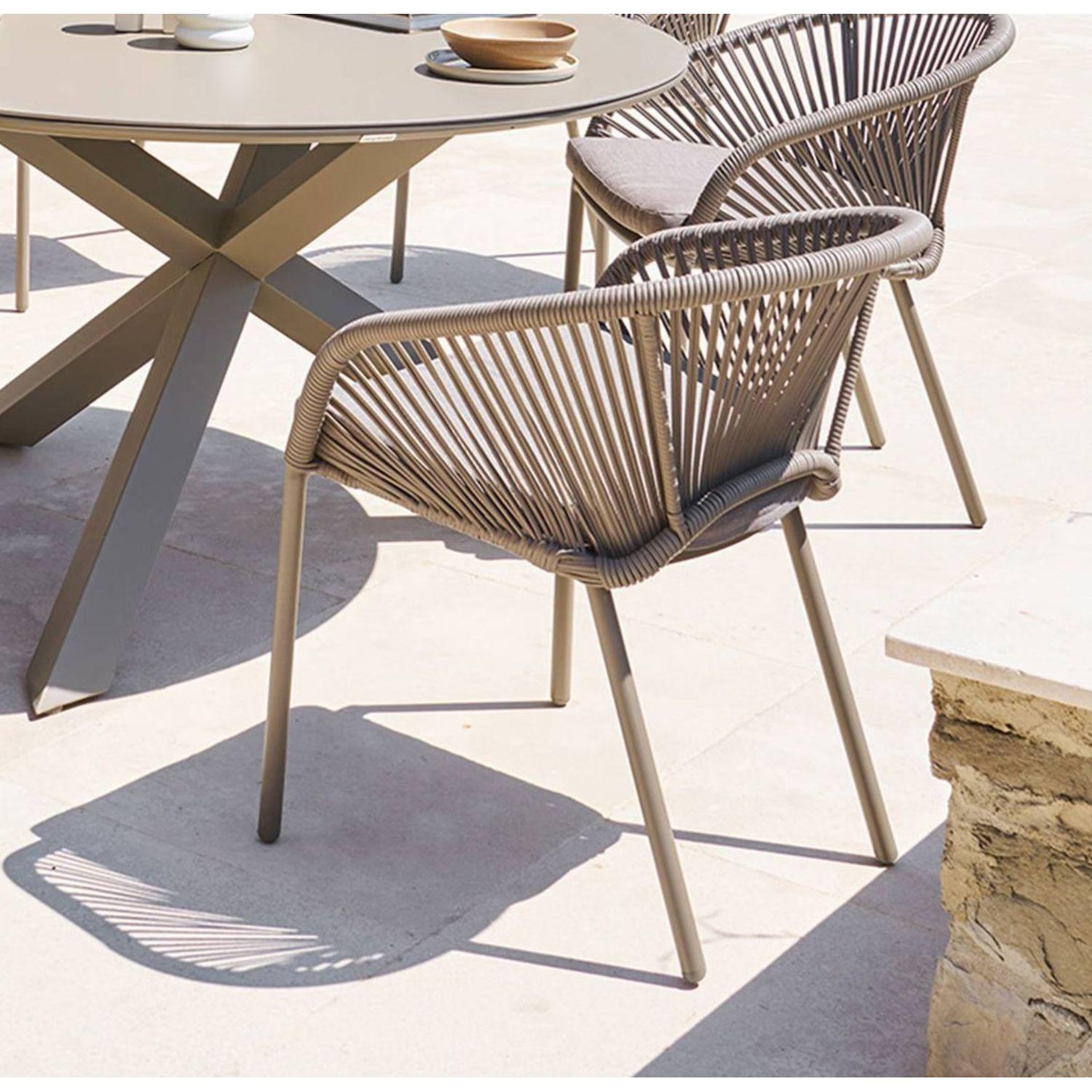 Voir la diapositive 2 : HESPERIDE Fauteuil de jardin empilable en aluminium oryon