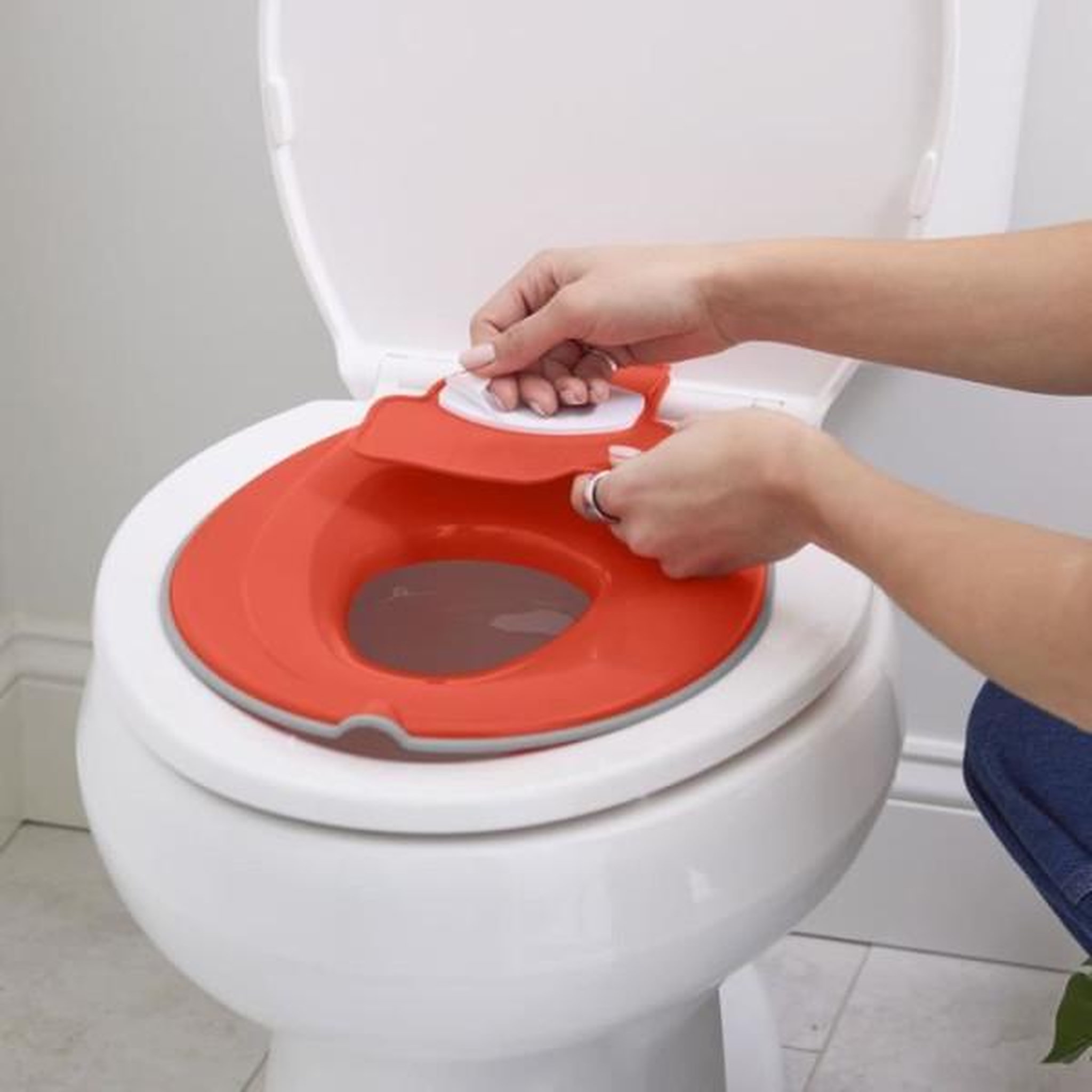 Voir la diapositive 6 : DISNEY BABY DISNEY BABY- CARS- Réducteur de lunette de toilette enfant universel adhésif?, innovant, Installation rapide, semi-permanent