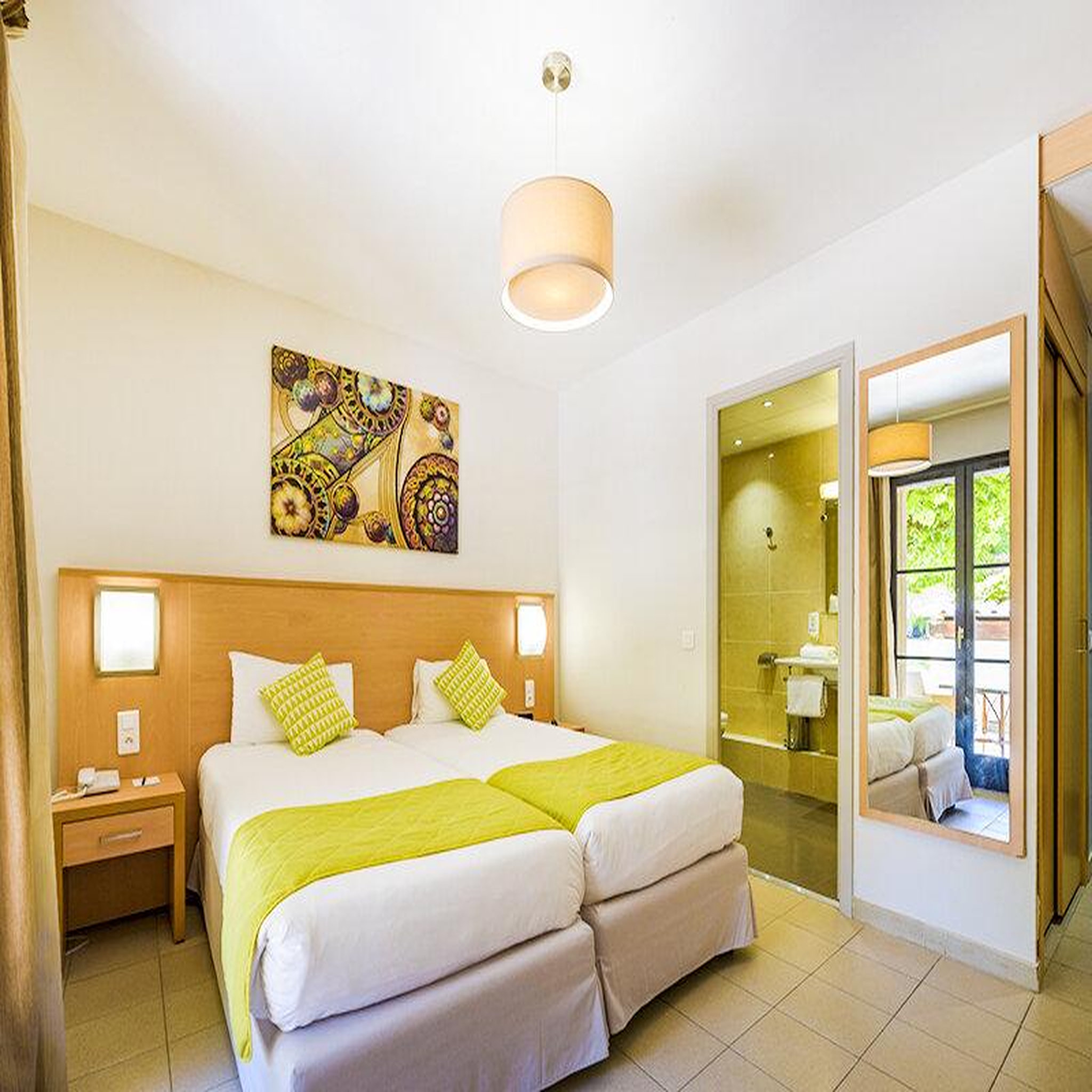 Voir la diapositive 2 : Smartbox Escapade magique dans un hôtel 4* en haute-corse - coffret cadeau séjour
