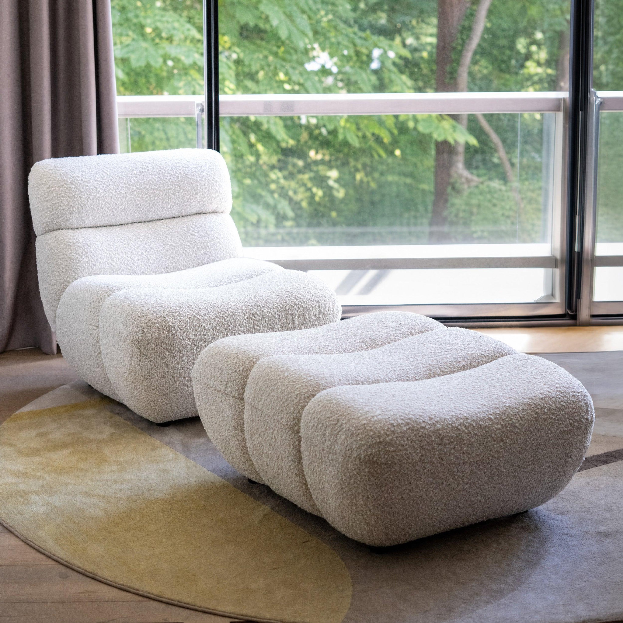 Voir la diapositive 2 : MAISON PAVANE Ensemble fauteuil et pouf en tissu bouclé blanc-Teddy