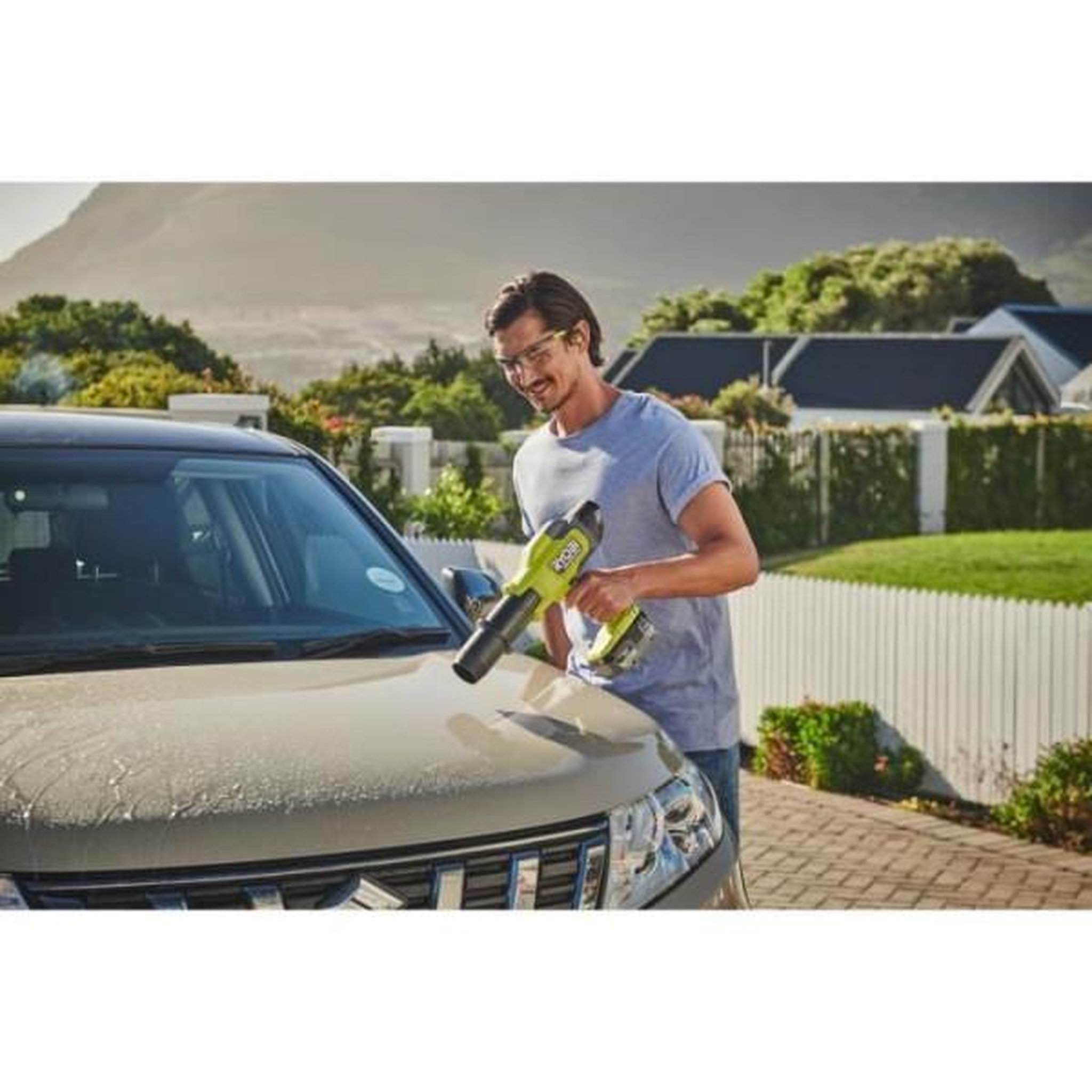 Voir la diapositive 5 : Ryobi Souffleur ultra compact - RYOBI - 18 V - Brushless - Vitesse max. 241,5 km/h - Débit air max. : 6,51 m³/min - Vendu sans batte