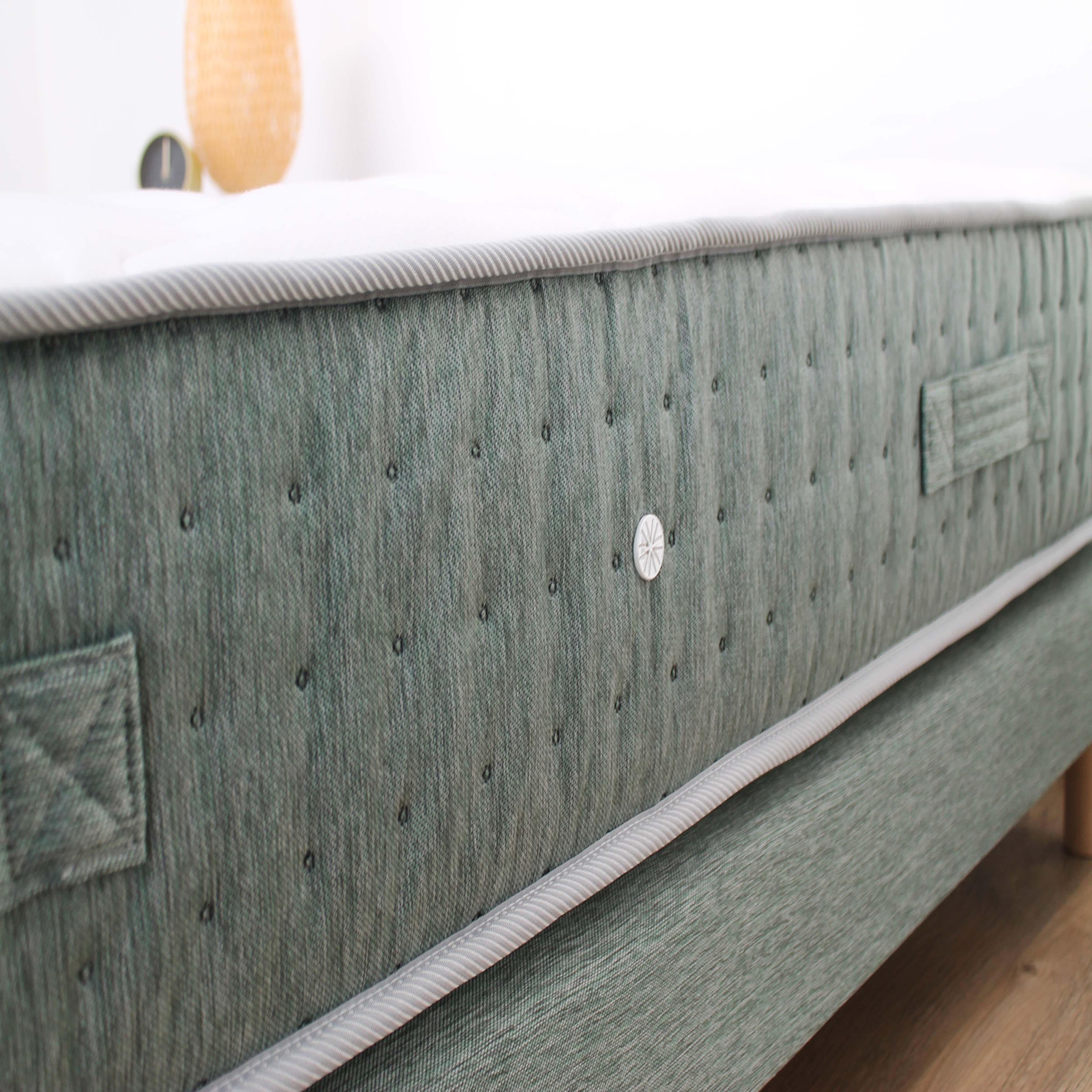 Voir la diapositive 5 : Ensemble matelas 792 Ressorts 7 zones Face hiver/été + sommier vert Céladon 160x200 cm HYGGE