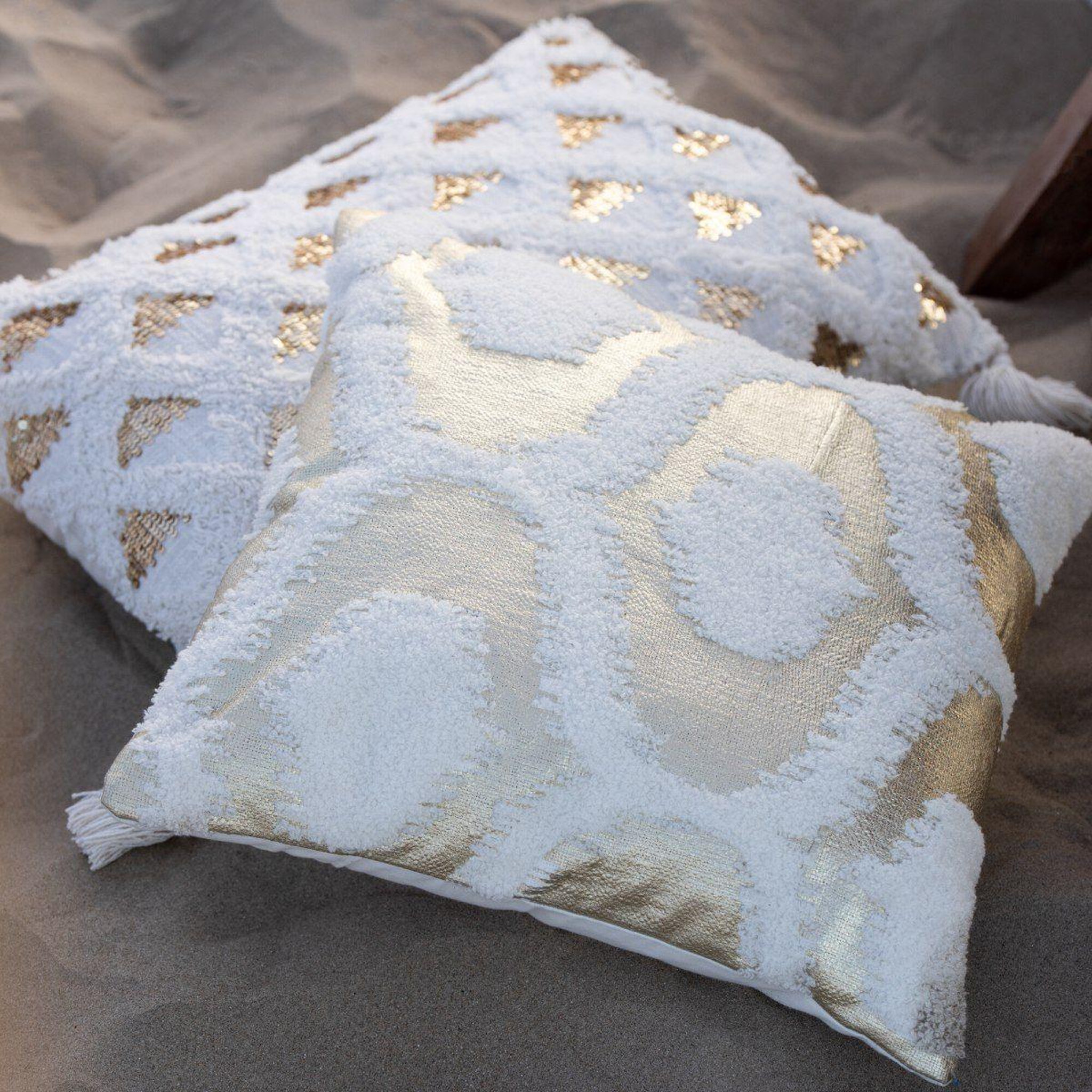 Voir la diapositive 3 : J-LINE Coussin tufté  floches  40x60cm blanc & or