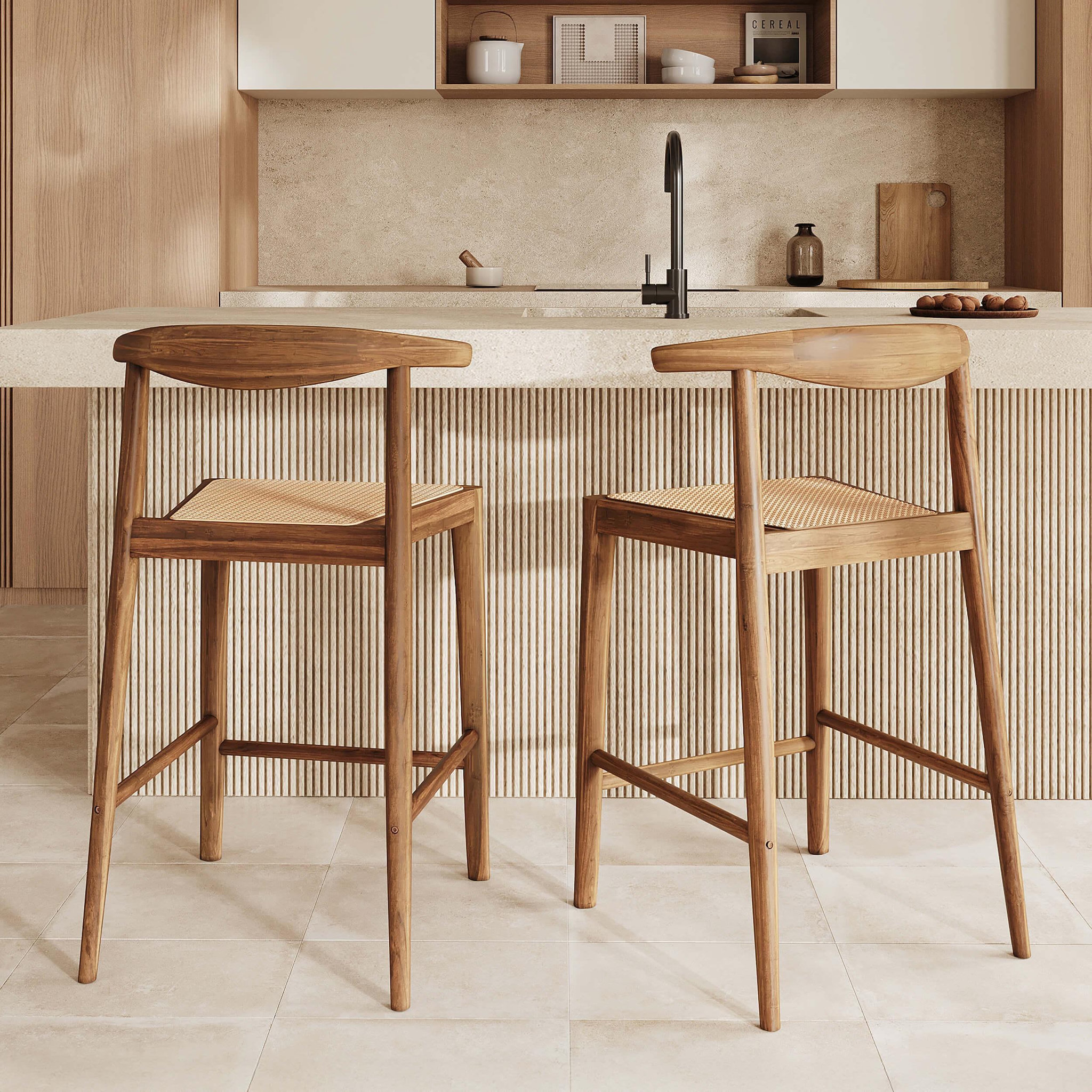 Voir la diapositive 2 : MAISON PAVANE Lot de 2 chaises pour îlot central 64 cm en teck vernis et cannage-alia