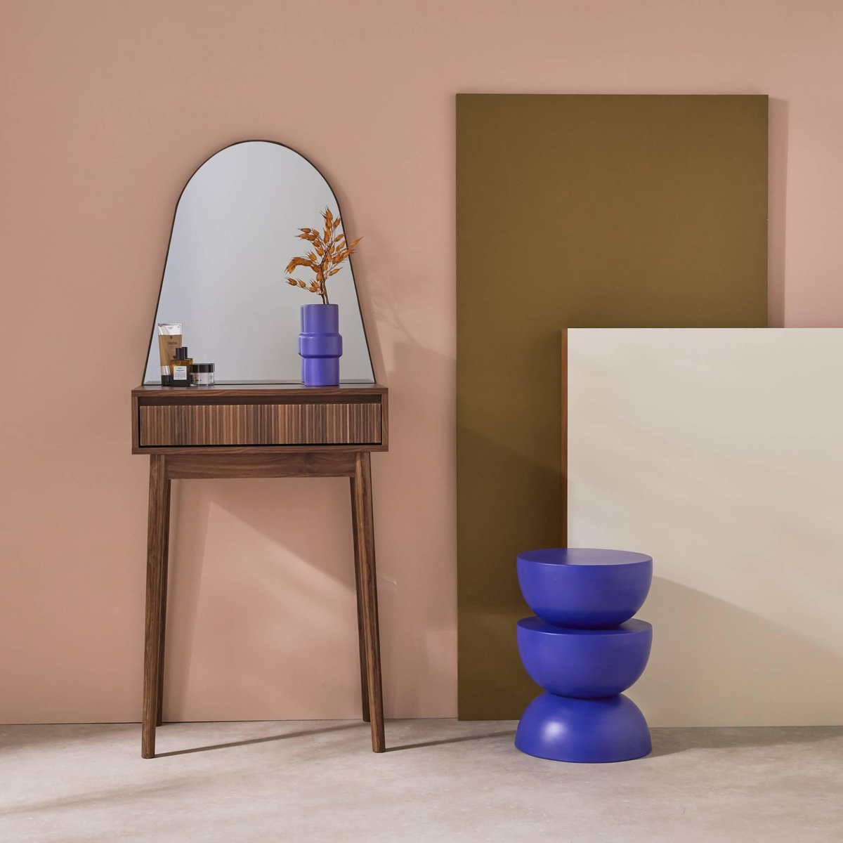 SWEEEK Coiffeuse décor bois LINEAR miroir arrondi 1 tiroir 60 cm. façade striée. Noyer