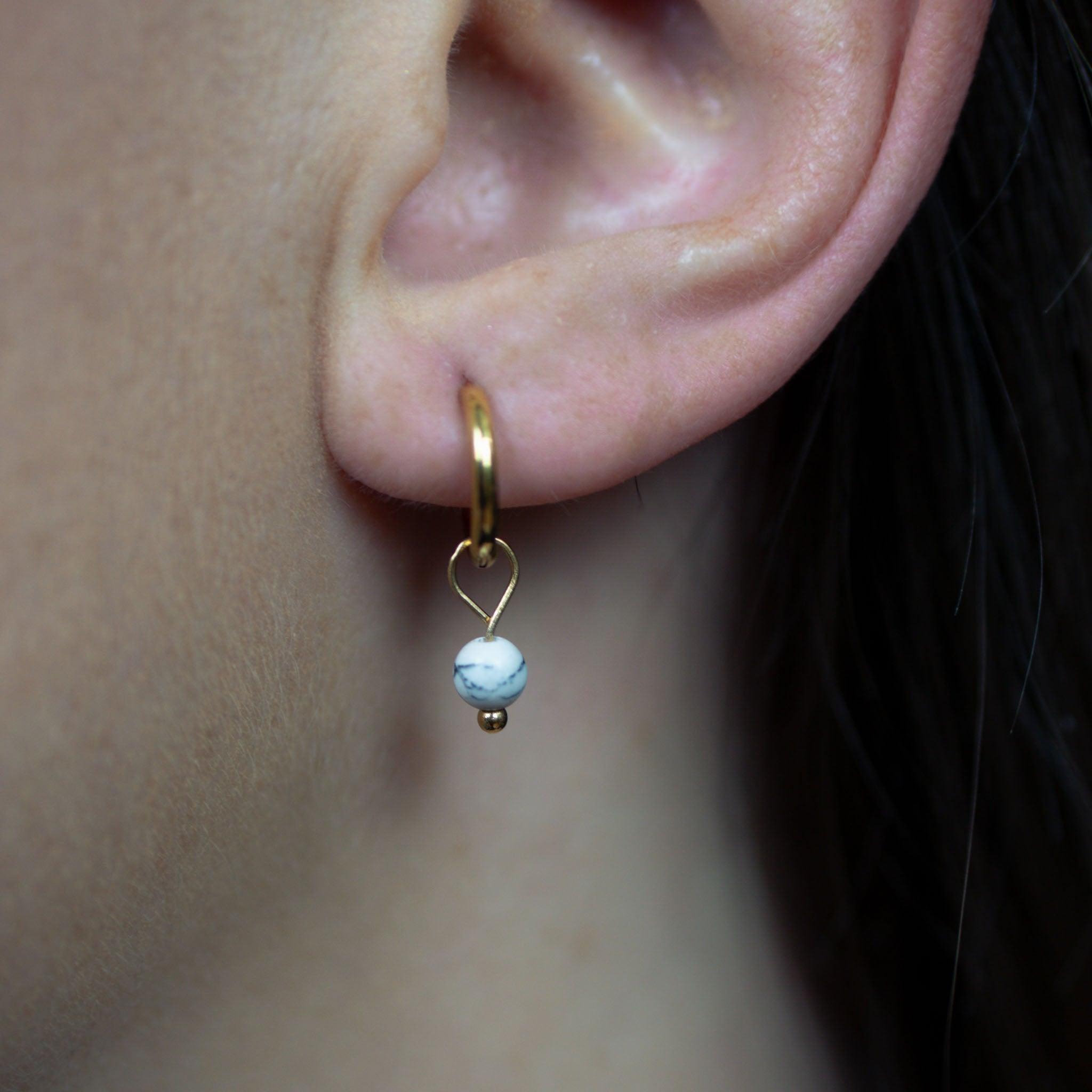 Voir la diapositive 2 : SLOYA Boucles d'oreilles créoles Serena en pierres Howlite