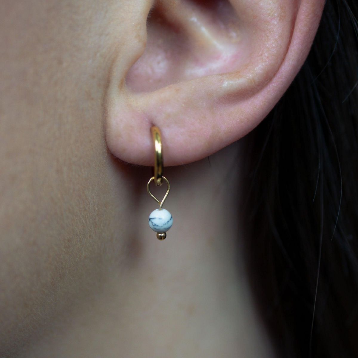 SLOYA Boucles d'oreilles créoles Serena en pierres Howlite