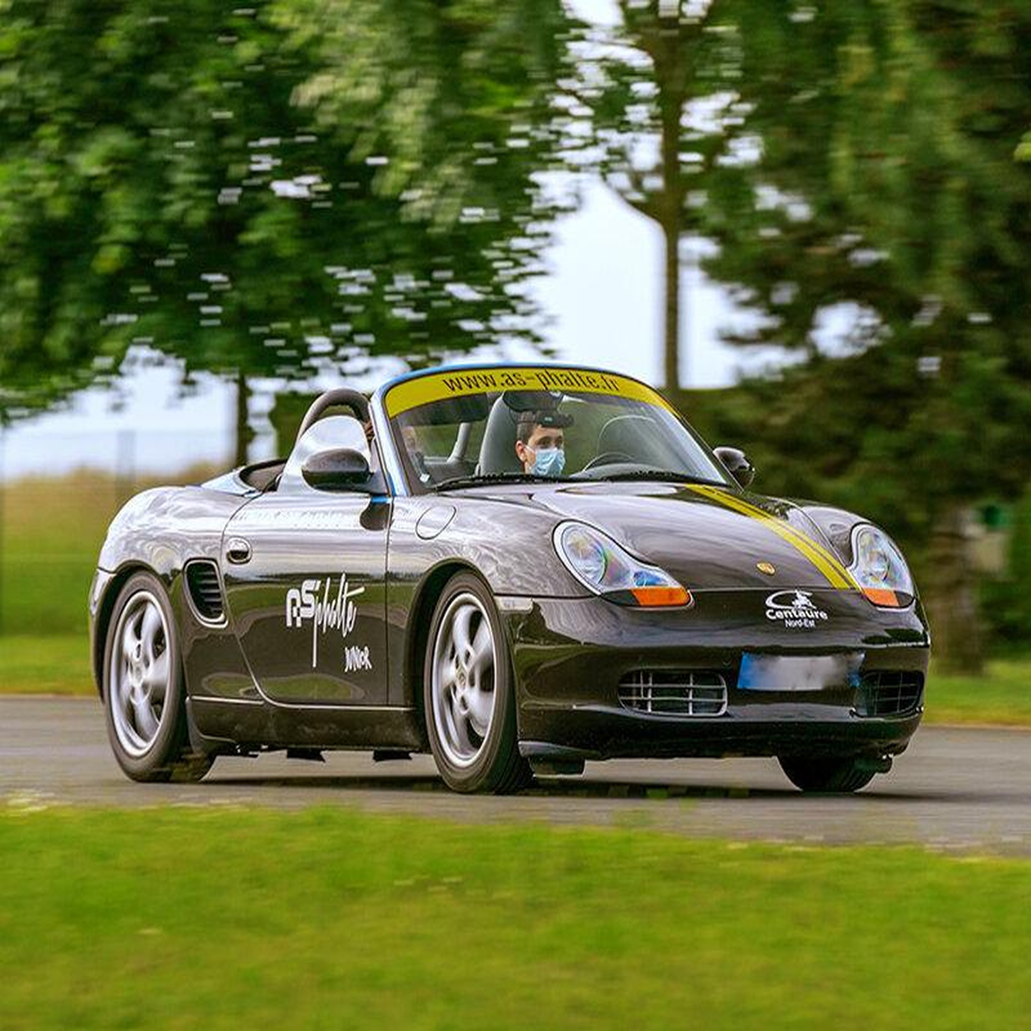Voir la diapositive 4 : Smartbox Stage de conduite enfant : 2 tours au volant d'une Clio RS et 2 séries en Porsche Boxster - Coffret Cadeau Sport & Aventure