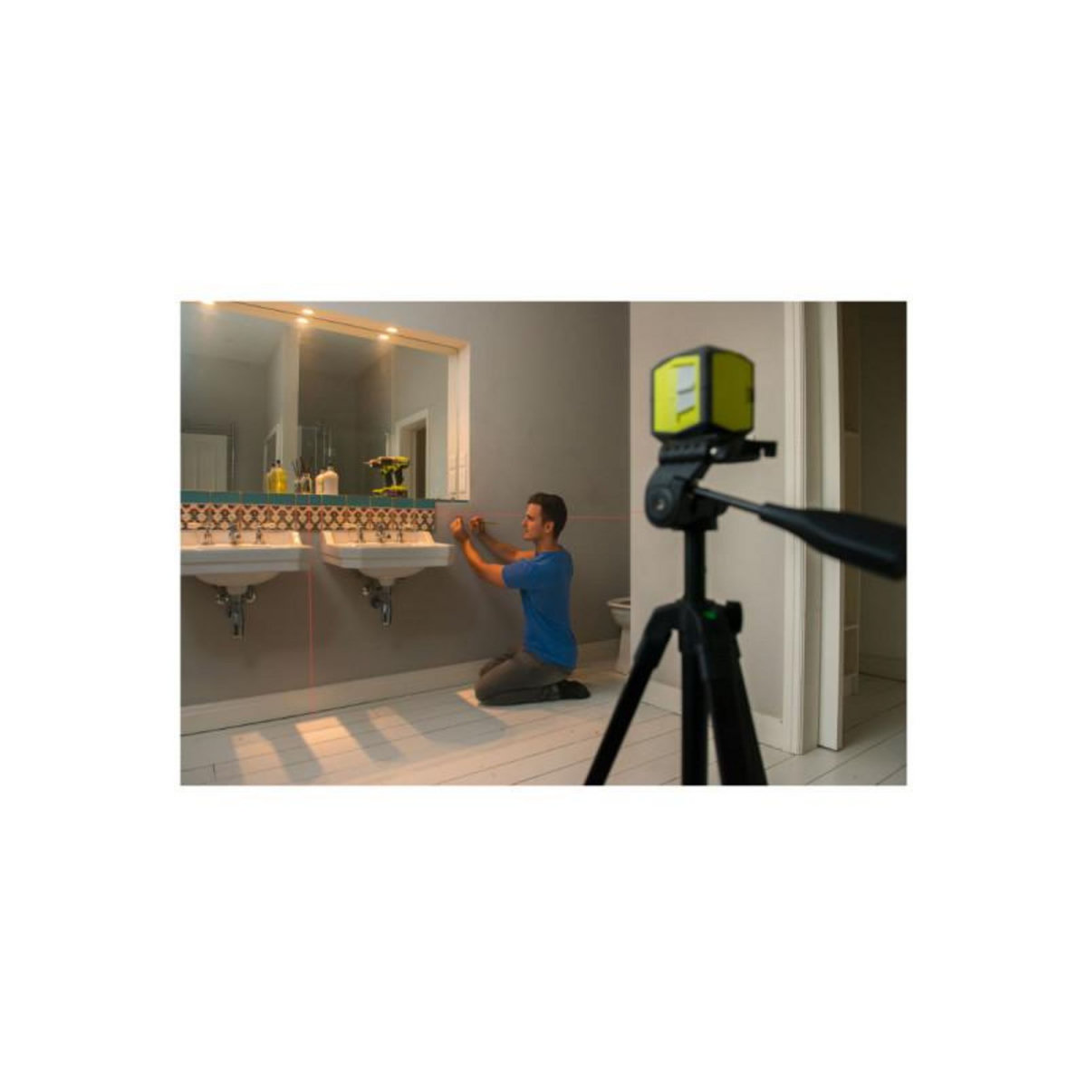 Ryobi Pack RYOBI Laser croix rouge - 10m de porté - 0,5mm de précision - RBCLLR1 - Canne télescopique - 3