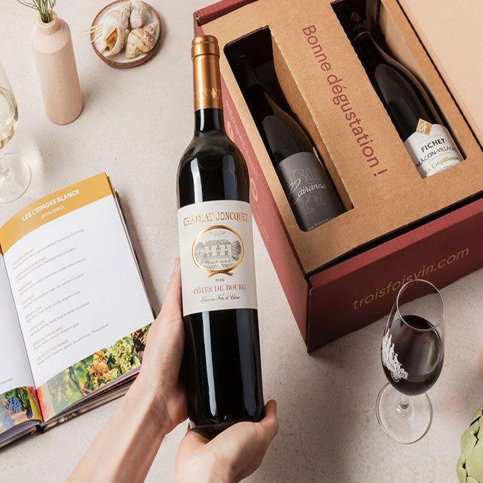 Voir la diapositive 3 : Smartbox Coffret de 3 bouteilles de vin et livre d'œnologie - coffret cadeau gastronomie