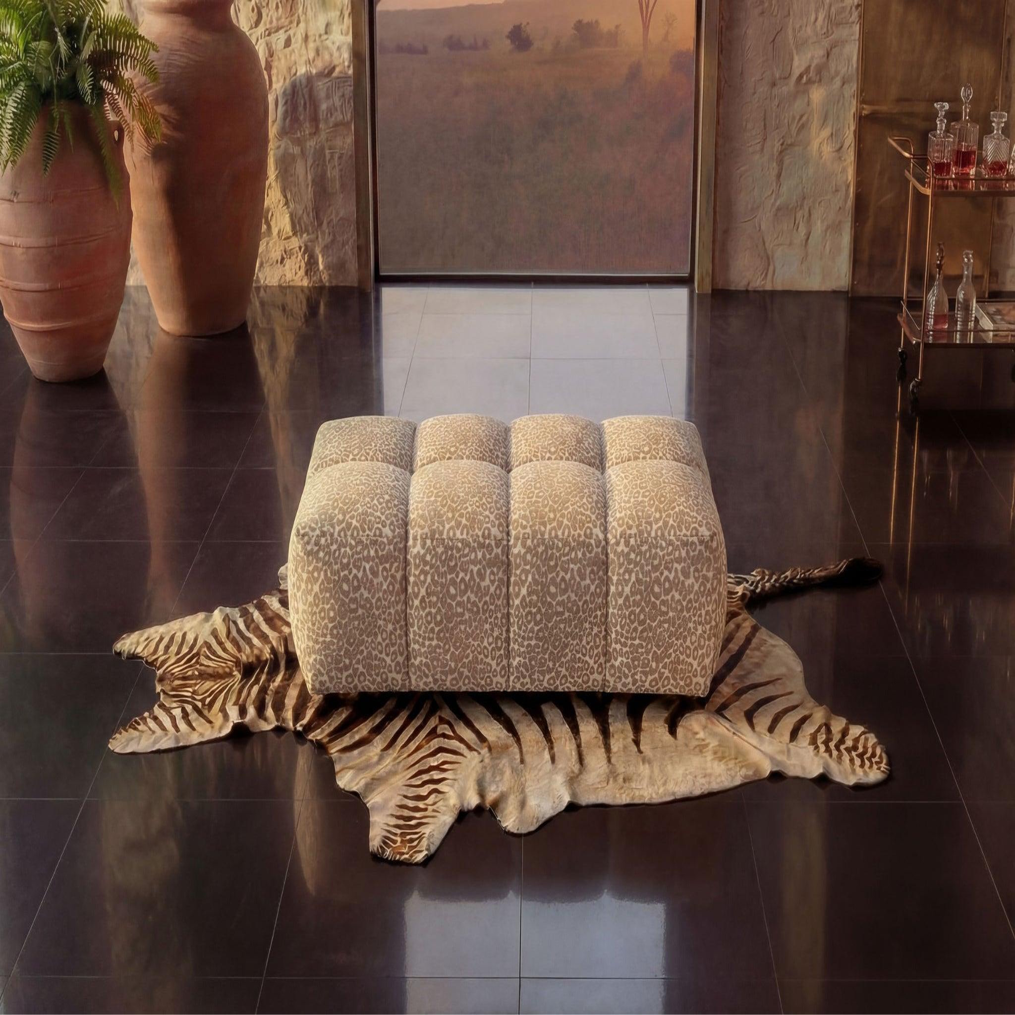 Voir la diapositive 5 : CASANOVA PARIS Alexia - pouf en tissu imprimé animalier 120x60x40