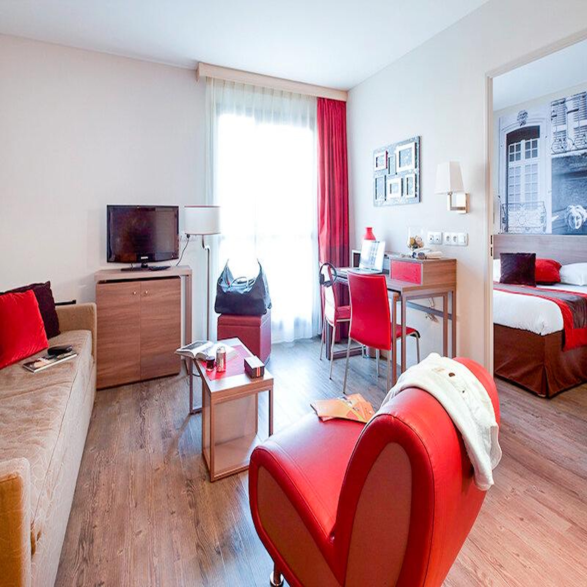 Voir la diapositive 4 : Smartbox 3 jours en famille à Aix-en-Provence dans un appartement 4* - Coffret Cadeau Séjour