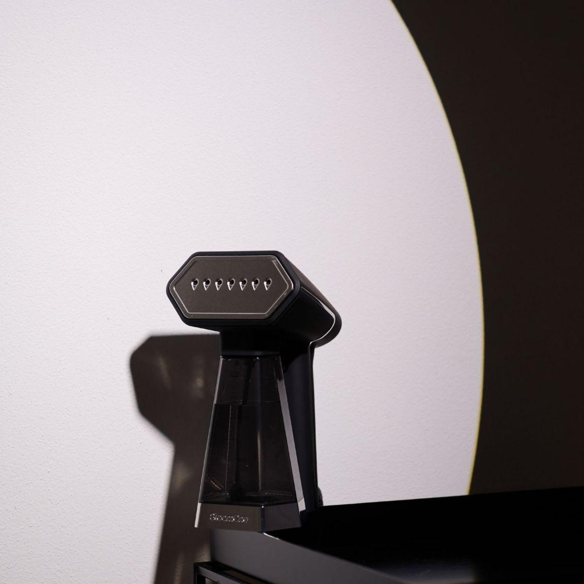 Voir la diapositive 3 : Steamone Défroisseur vapeur SN300SB-A Victor XL