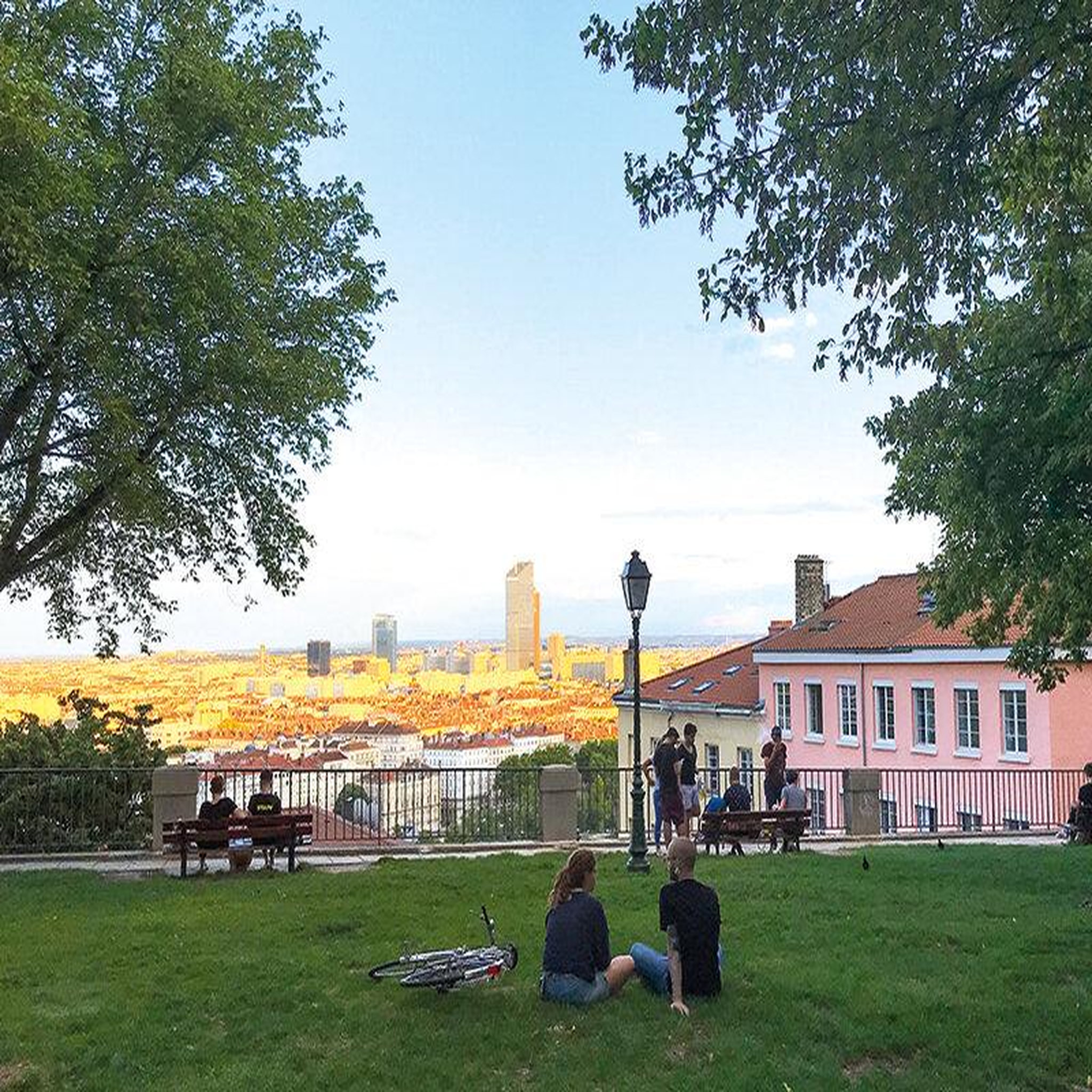 Voir la diapositive 4 : Smartbox Visite en duo au cœur de la Croix-Rousse à Lyon avec guide-conférencier privé - Coffret Cadeau Sport & Aventure