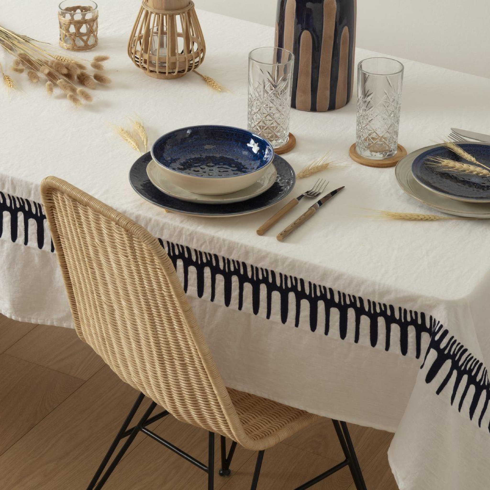 Voir la diapositive 4 : ATMOSPHERA Nappe déco  brodée  150x300cm blanc