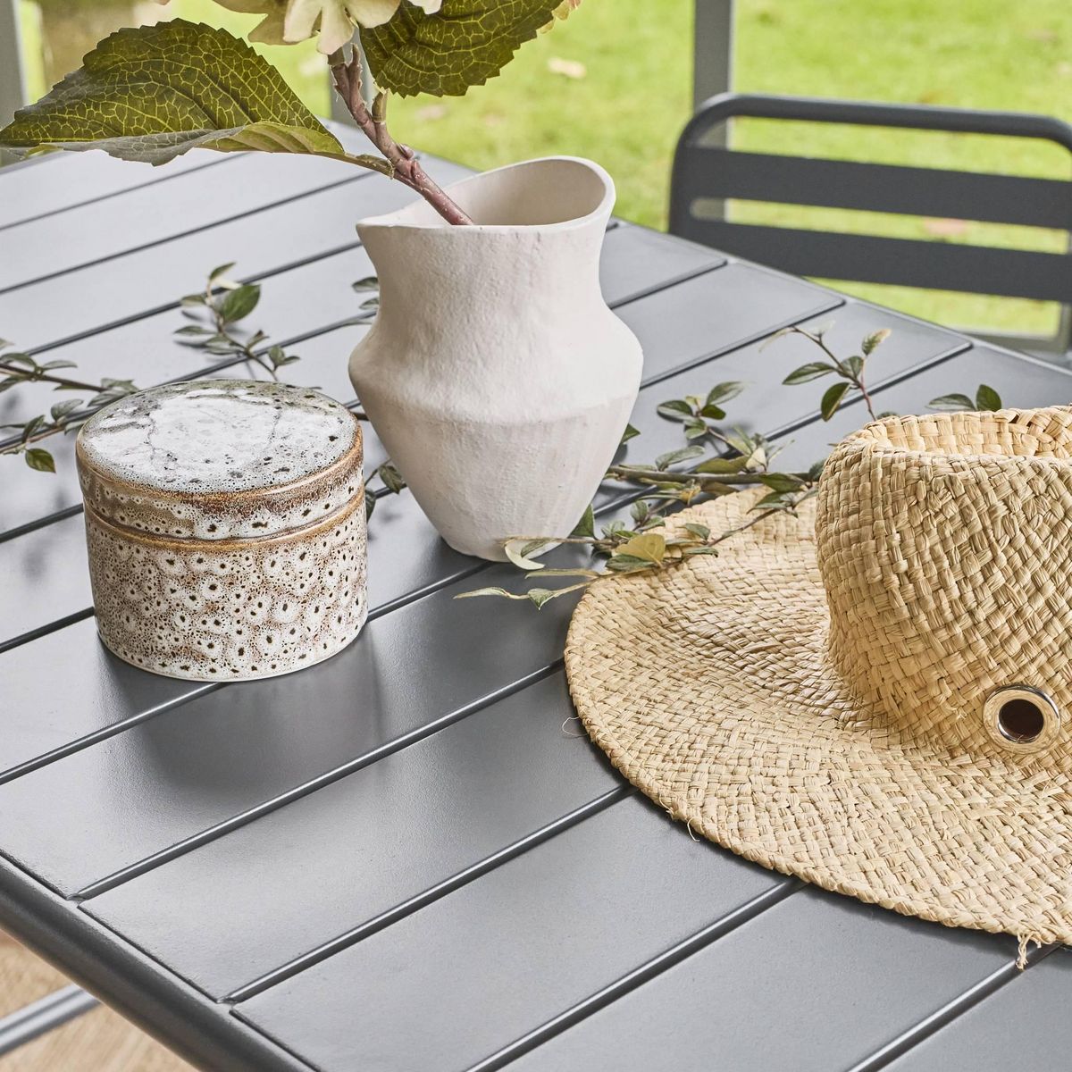 SWEEEK Table haute de jardin AMELIA, 4 chaises hautes en acier, 120 x 70cm x 95cm