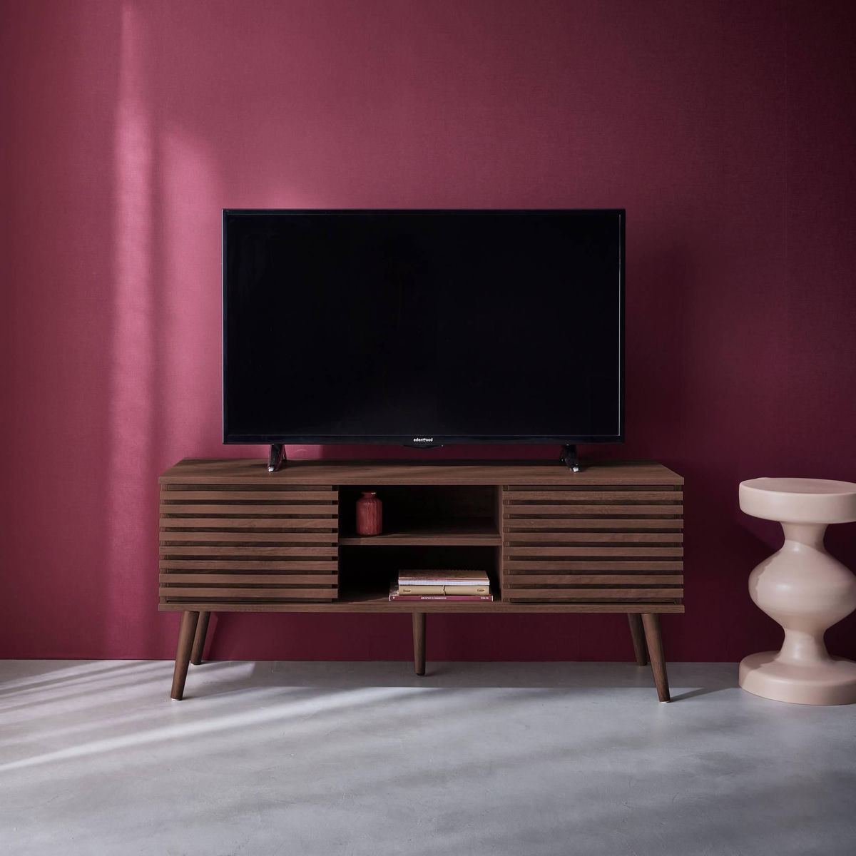 SWEEEK Meuble TV scandinave avec 2 portes décor bois noyer rainuré et 1 niche centrale avec étagère L120cm