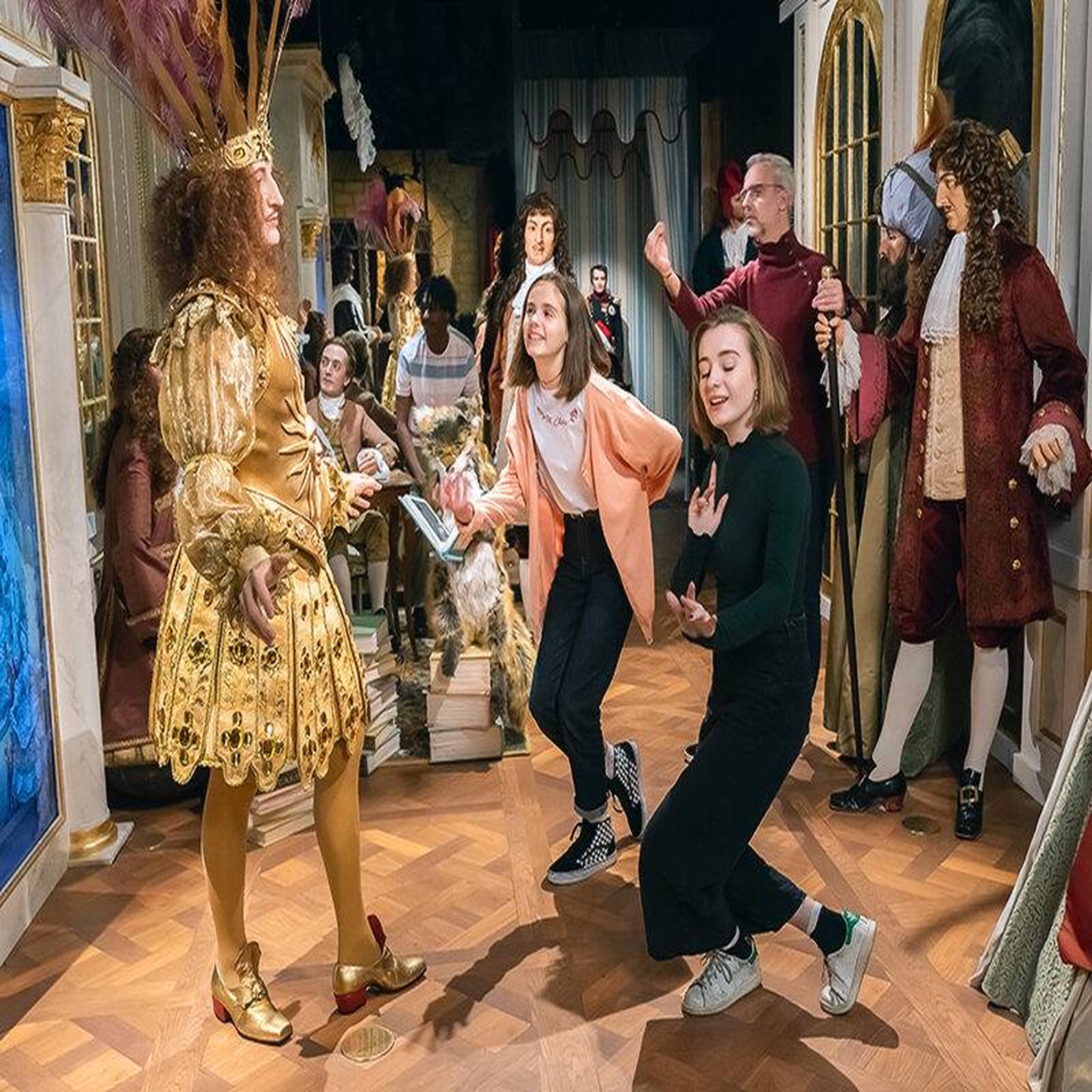 Voir la diapositive 5 : Smartbox Journée fascinante au musée Grévin de Paris en 2026 pour 2 adultes et 1 enfant - Coffret Cadeau Multi-thèmes