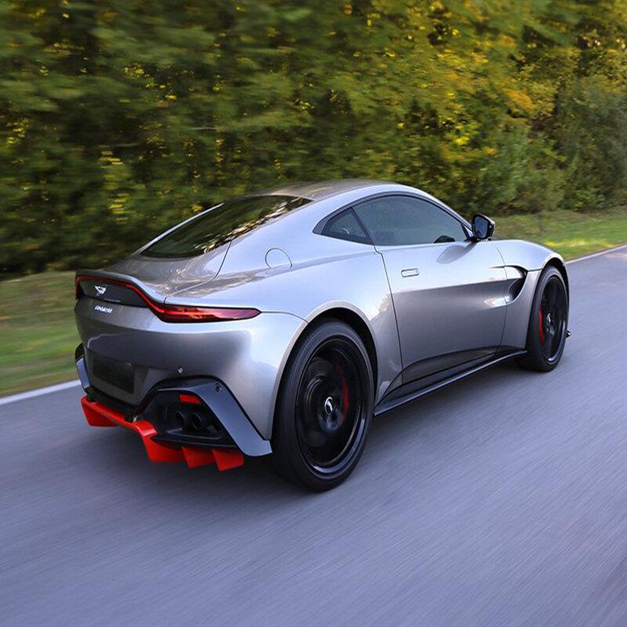 Voir la diapositive 3 : Smartbox Stage de pilotage : 2 tours sur le circuit du Roussillon en Aston-Martin Vantage - Coffret Cadeau Sport & Aventure