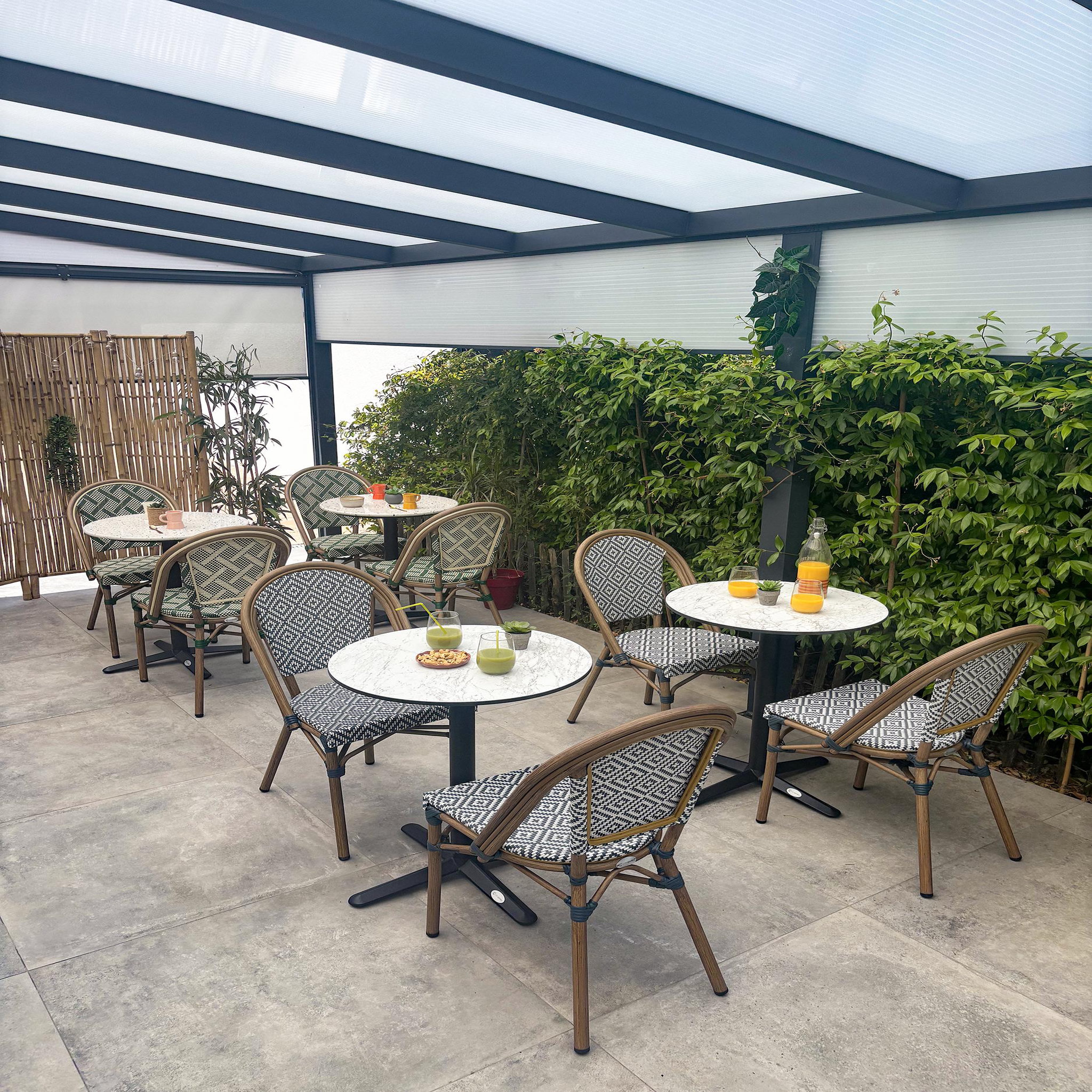 Voir la diapositive 6 : DCB GARDEN Table ronde de jardin en acier et plateau HPL (2 places)
