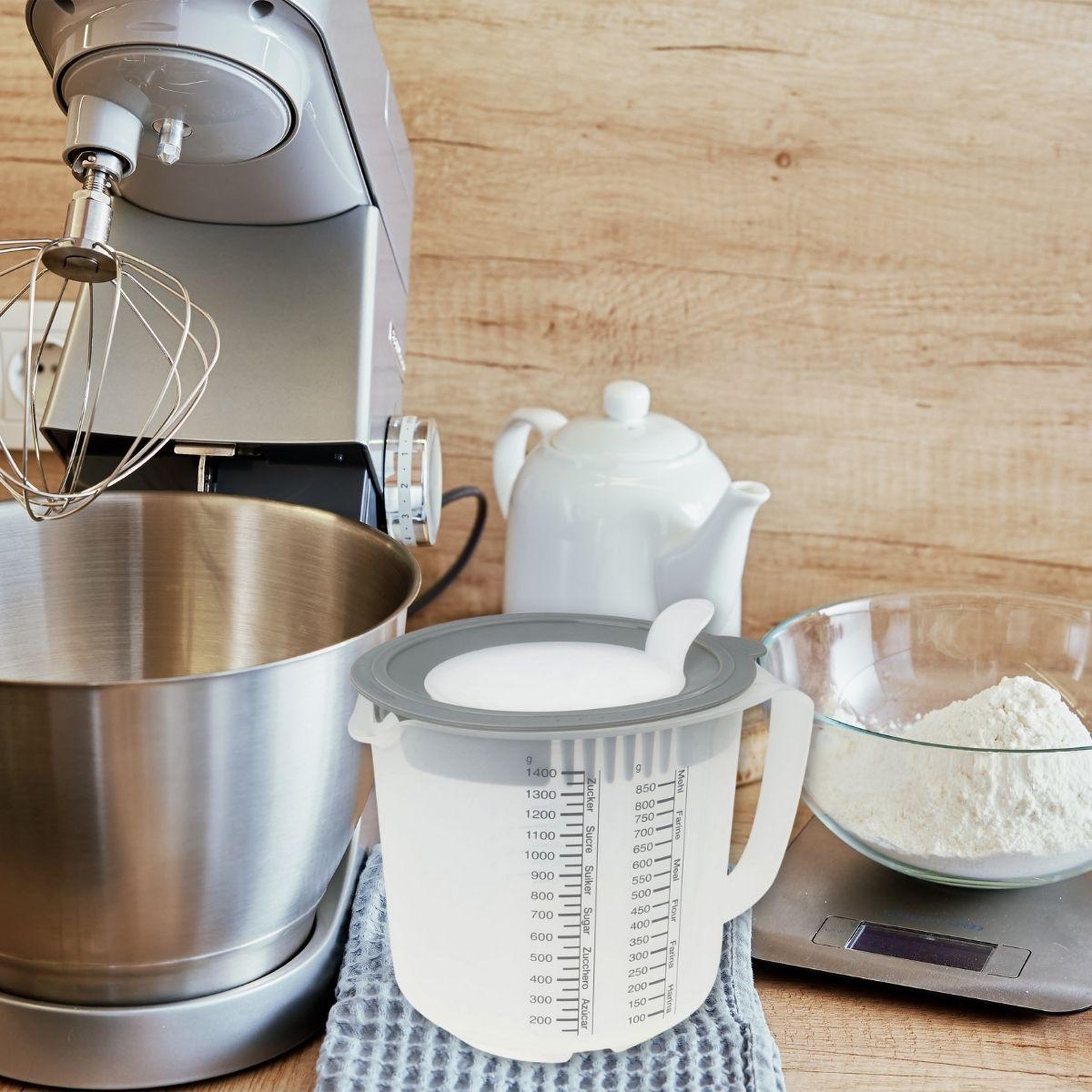 Voir la diapositive 2 : DR.OETKER Verre mélangeur et doseur en plastique de 1,4 litre dr.oetker