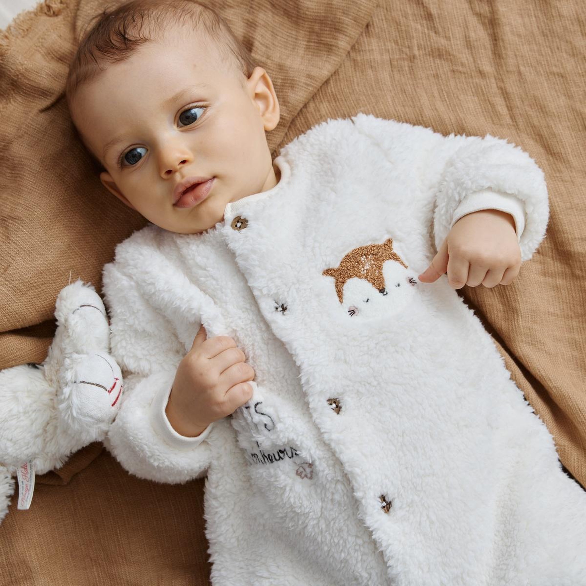 Voir la diapositive 4 : PETIT BEGUIN Surpyjama bébé en sherpa caramel