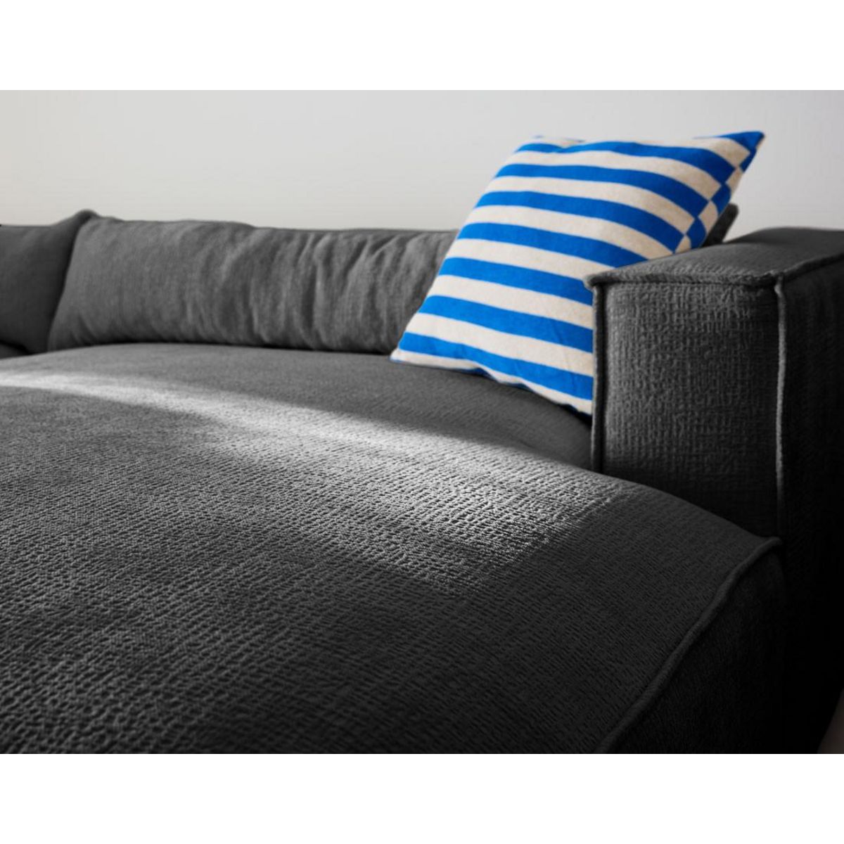 LISA DESIGN Ela - canapé d'angle droit 4 places - en tissu velours relief