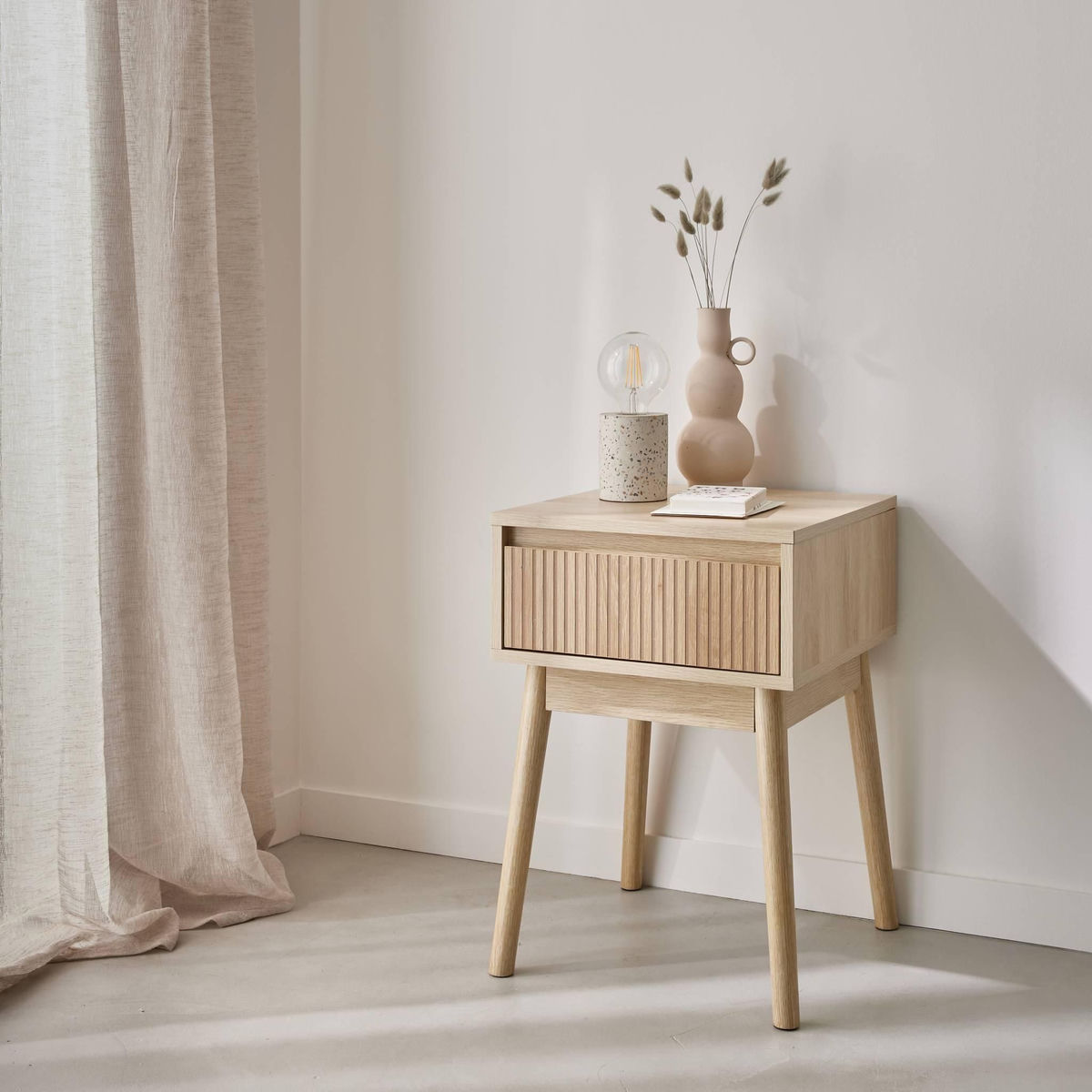 SWEEEK Table de chevet avec un tiroir. Panneaux stratifiés couleur naturelle. Pied en bois de sapin.  L 39 x l 39 x H 55.4cm LINEAR