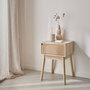 Voir la diapositive 3 : SWEEEK Table de chevet avec un tiroir. Panneaux stratifiés couleur naturelle. Pied en bois de sapin.  L 39 x l 39 x H 55.4cm LINEAR