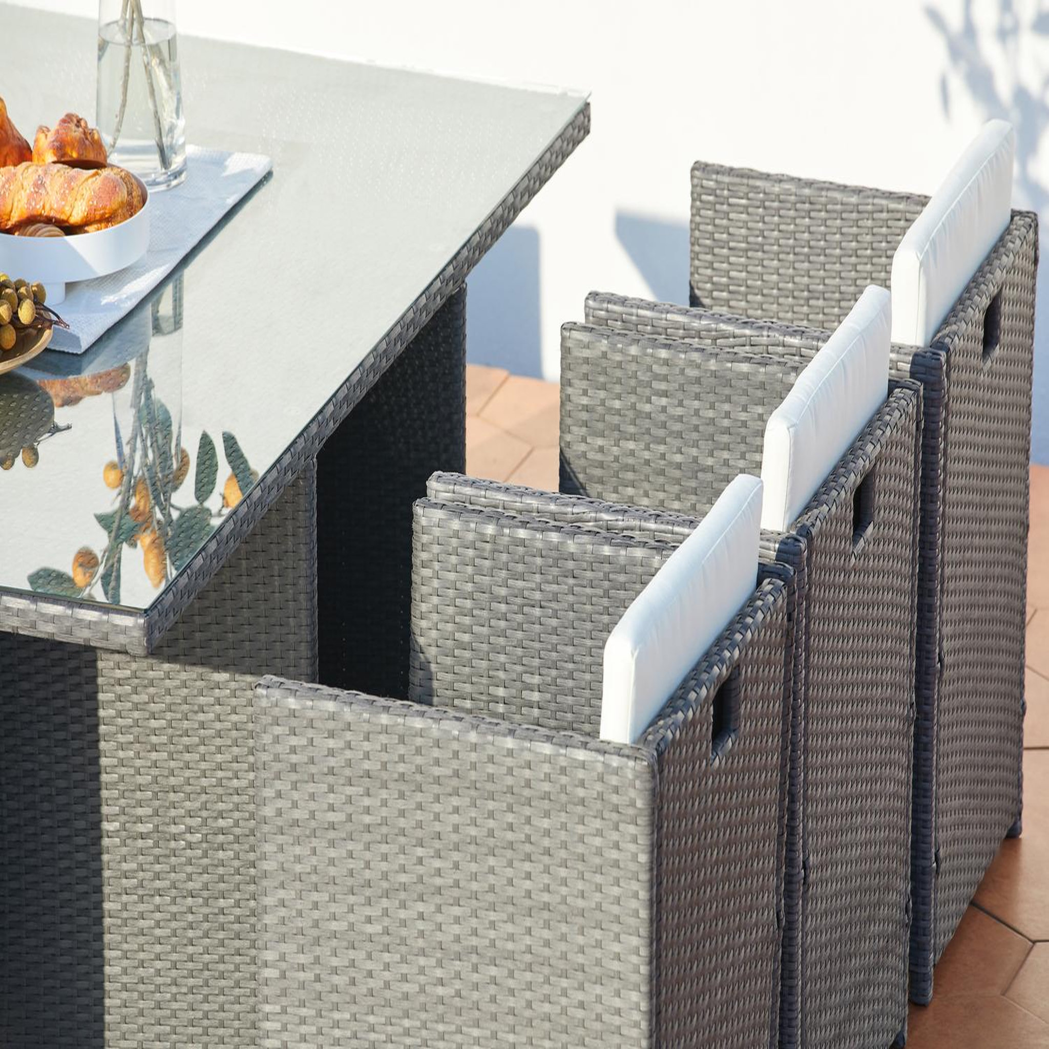 Voir la diapositive 4 : CONCEPT USINE Table et chaises 10 places encastrables résine gris-blanc MIAMI