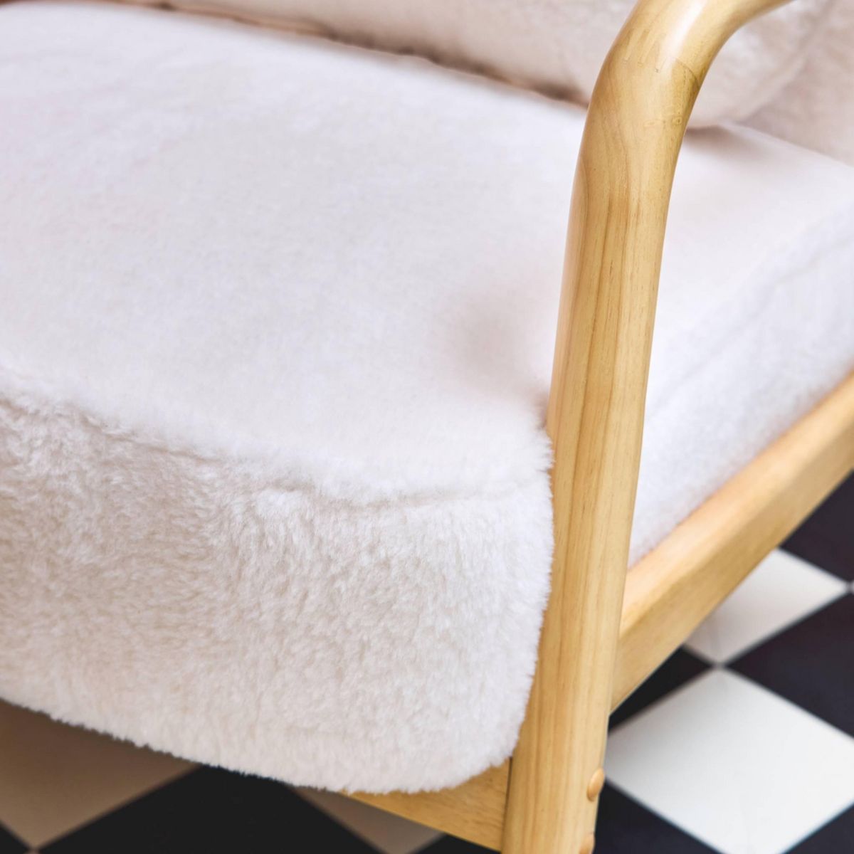 SWEEEK Fauteuil scandinave arrondi bois d'hévéa et tissu effet fausse fourrure