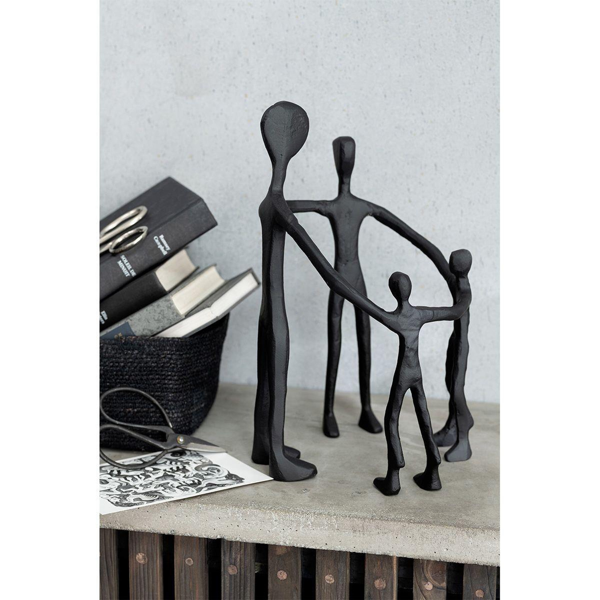 Voir la diapositive 2 : J-LINE Statuette déco  famille en cercle  31cm noir