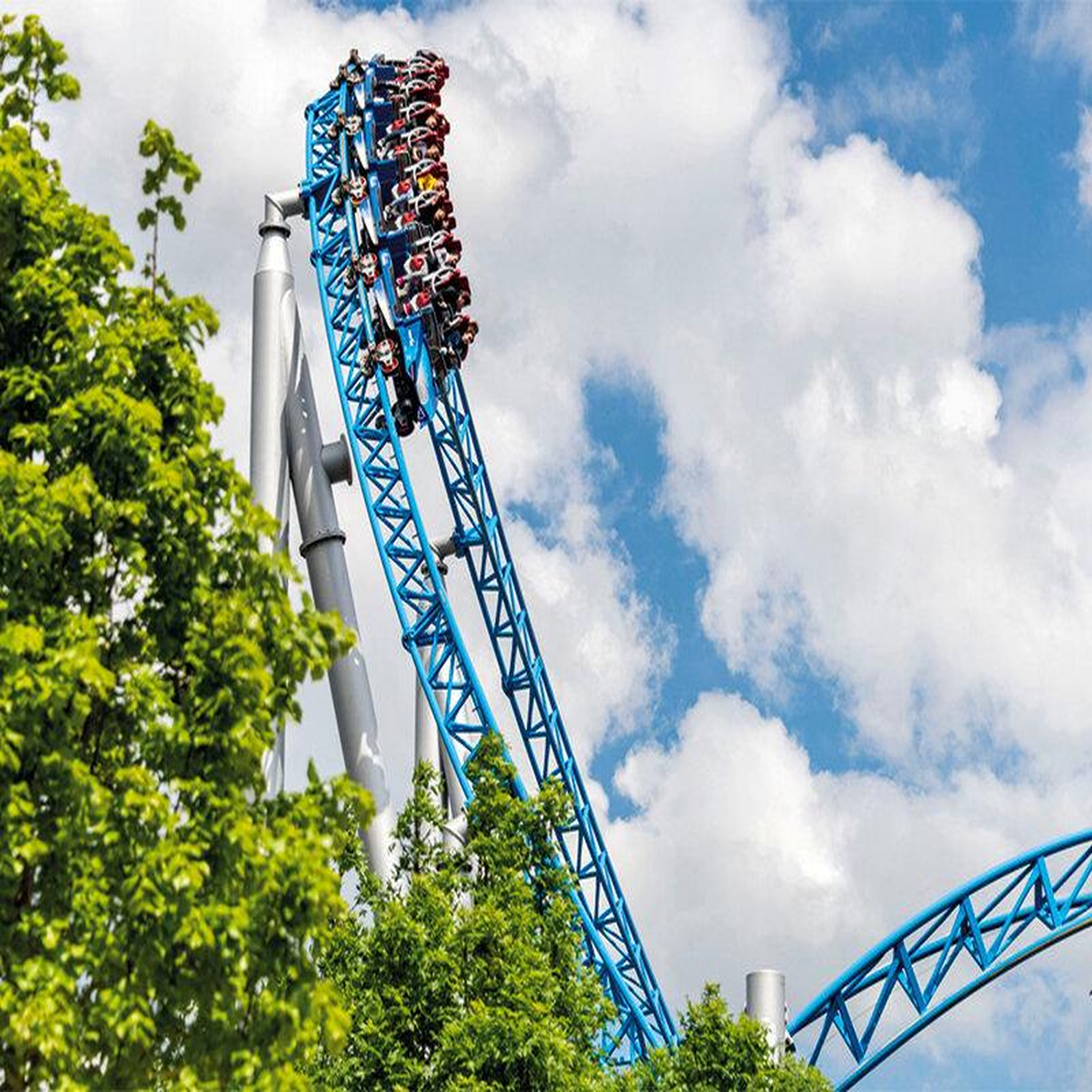 Voir la diapositive 3 : Smartbox Europa-Park 2025 en famille : 1 entrée adulte et 1 entrée enfant pour une journée en basse saison - Coffret Cadeau Sport & Aventure